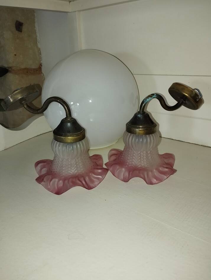 Vintage Wall Sconce Pair – Moulded Pink Glass & Brass | Retro Elegance