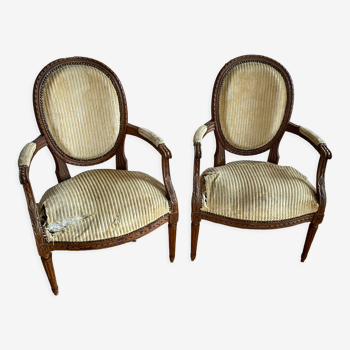 Paire de fauteuils médaillon époque Louis 16