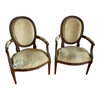 Paire de fauteuils médaillon époque Louis 16