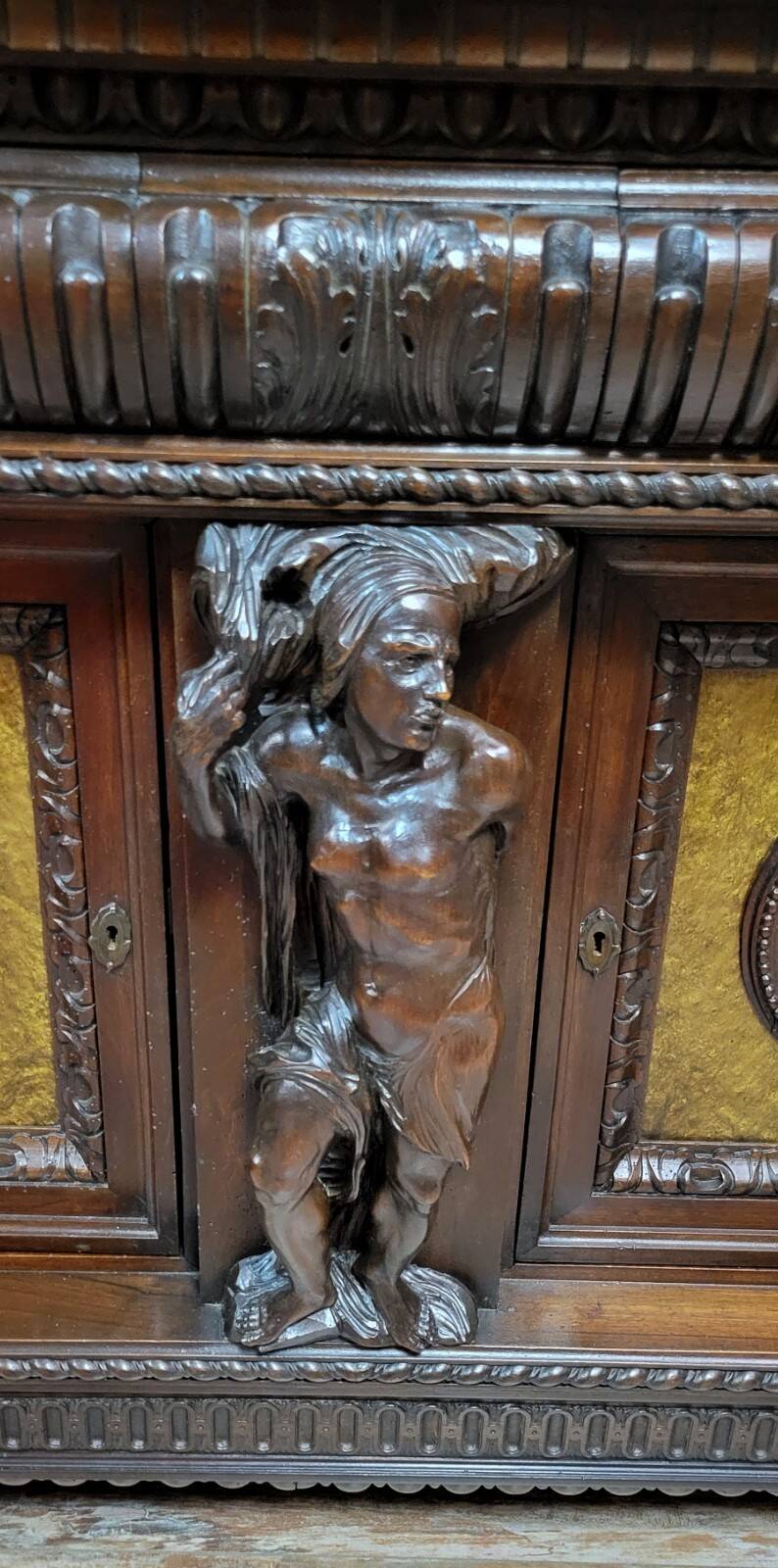 Buffet cabinet style Renaissance a caches secretes en noyer et orme époque