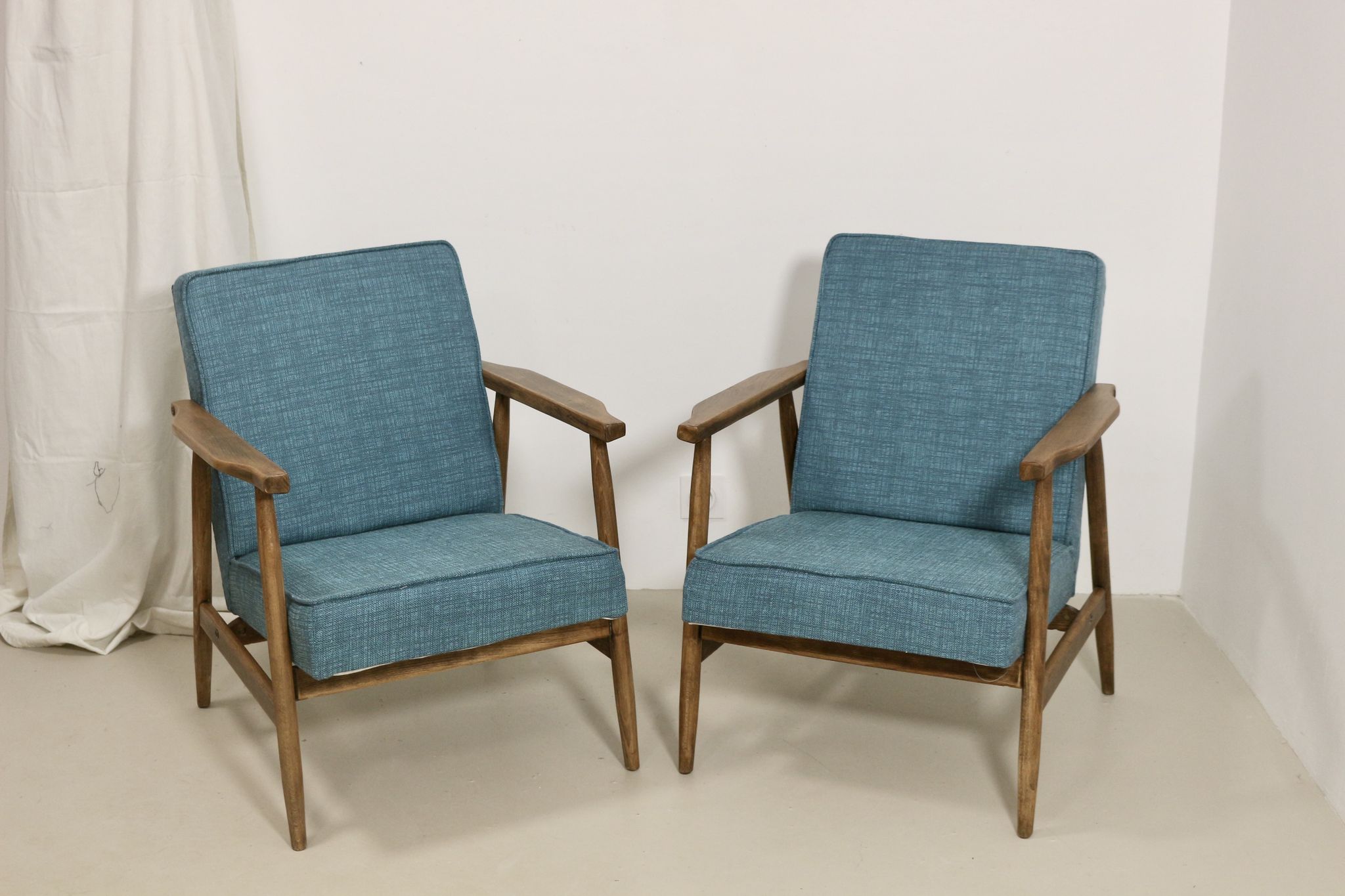 Pair of armchairs Henryk lily 300-190s 1970