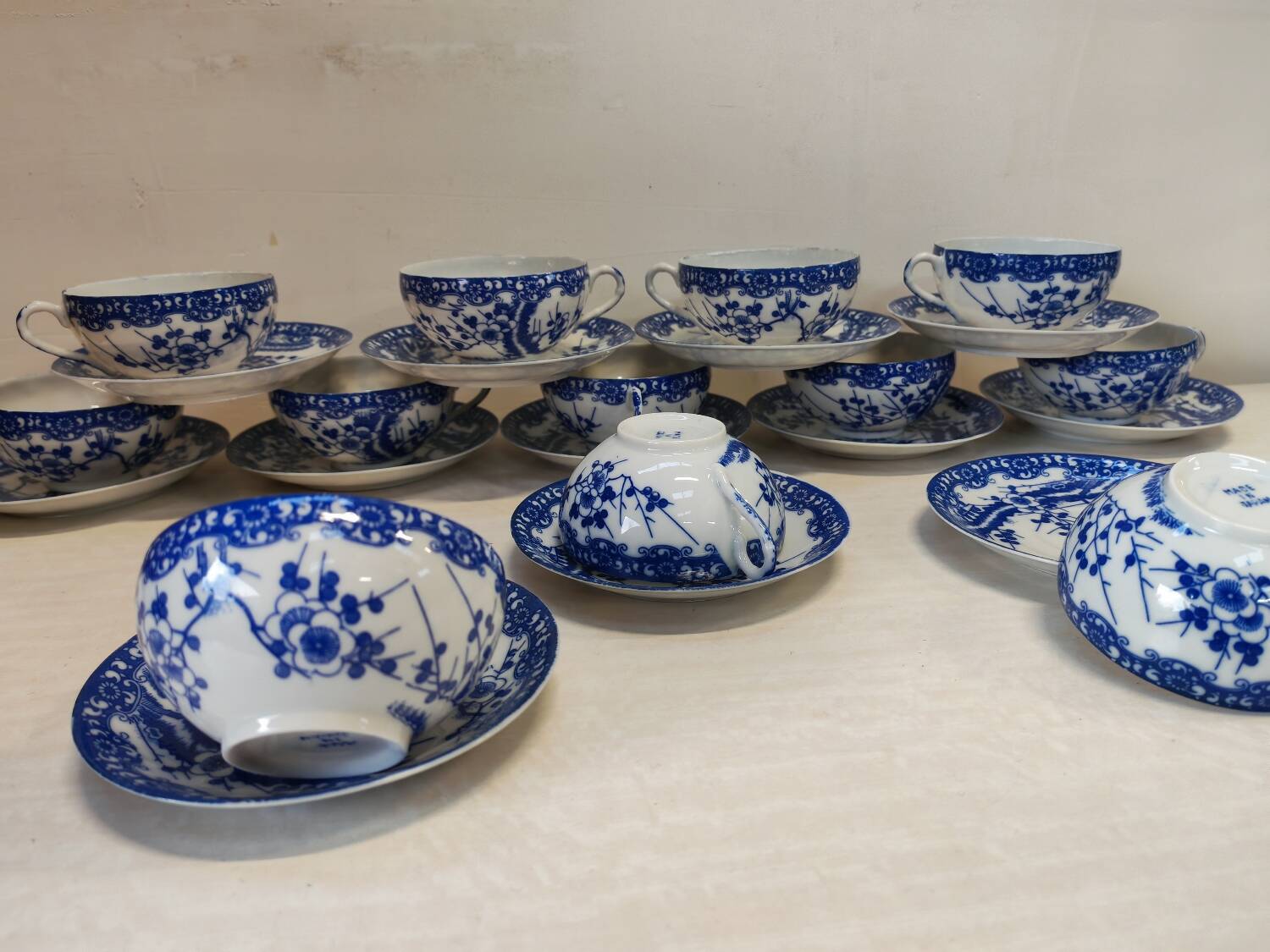 Magnifique Service de 12 Tasses et Soucoupes en Porcelaine