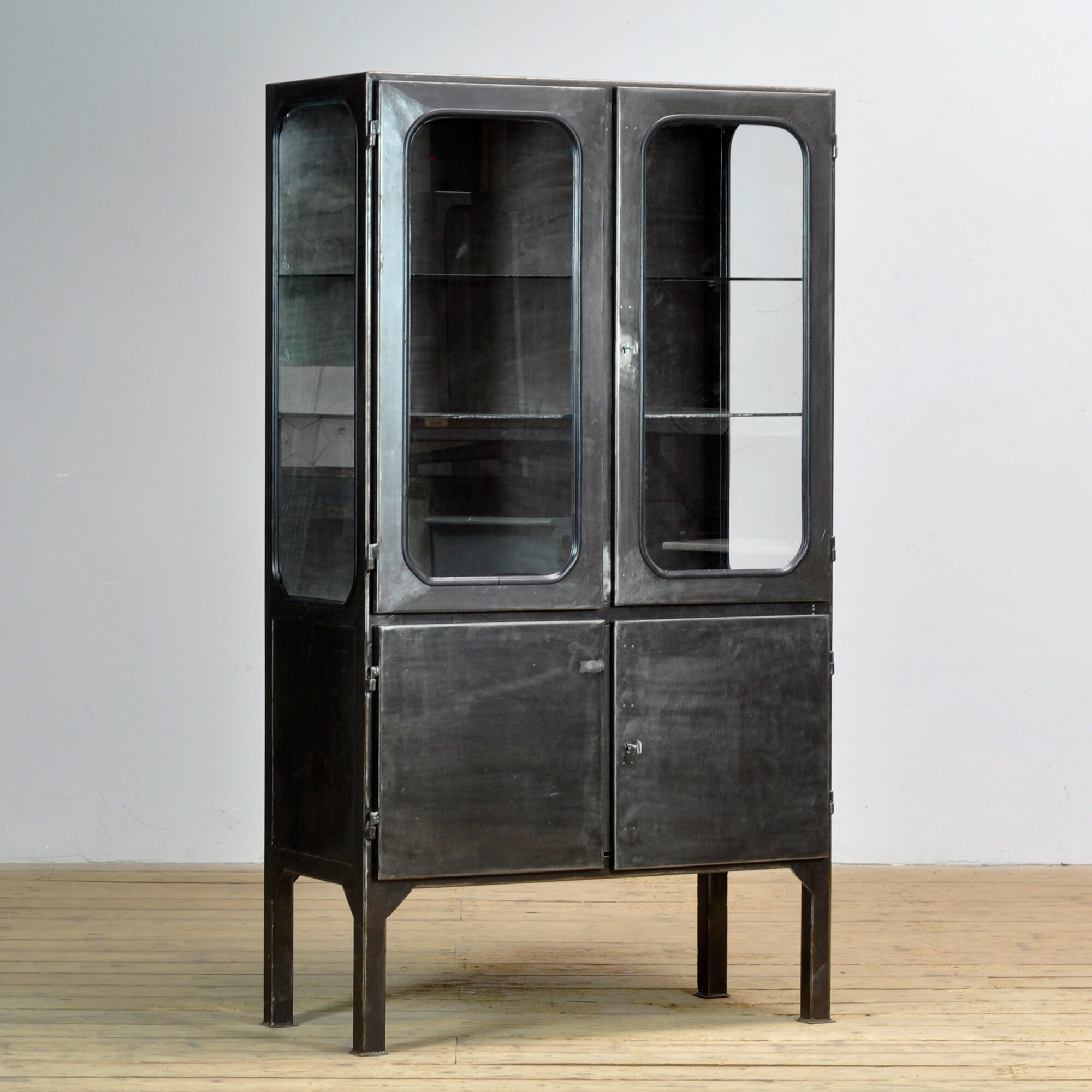 Cabinet médical vintage poli, années 1970