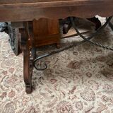 Table de style espagnol en bois sculpté et fer forgé