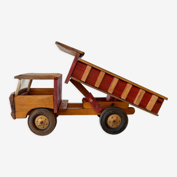 Camion à benne basculante en bois de la marque française dejou, modèle 63.20