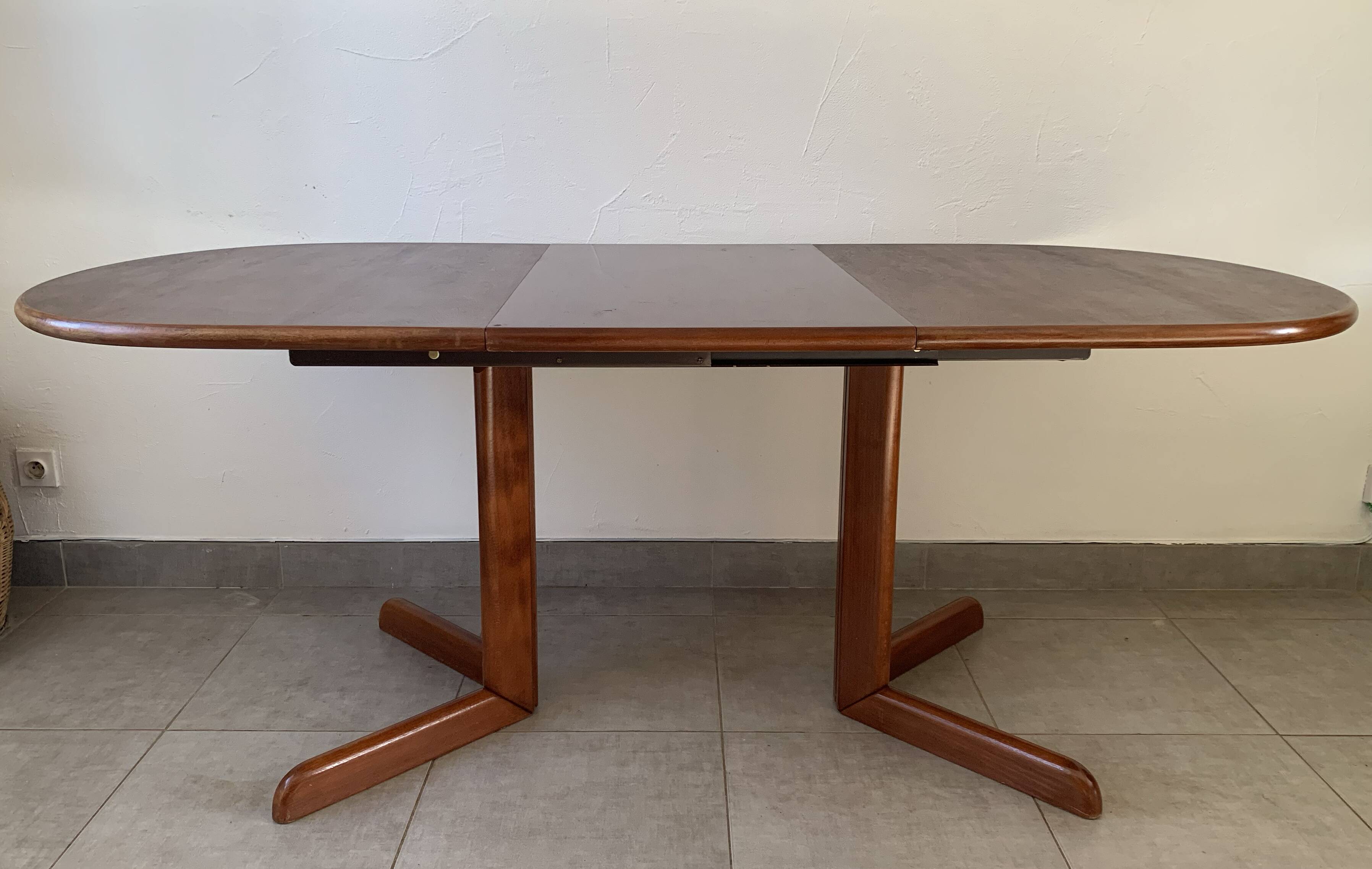 Table extensible danoise ovale en teck, années 60