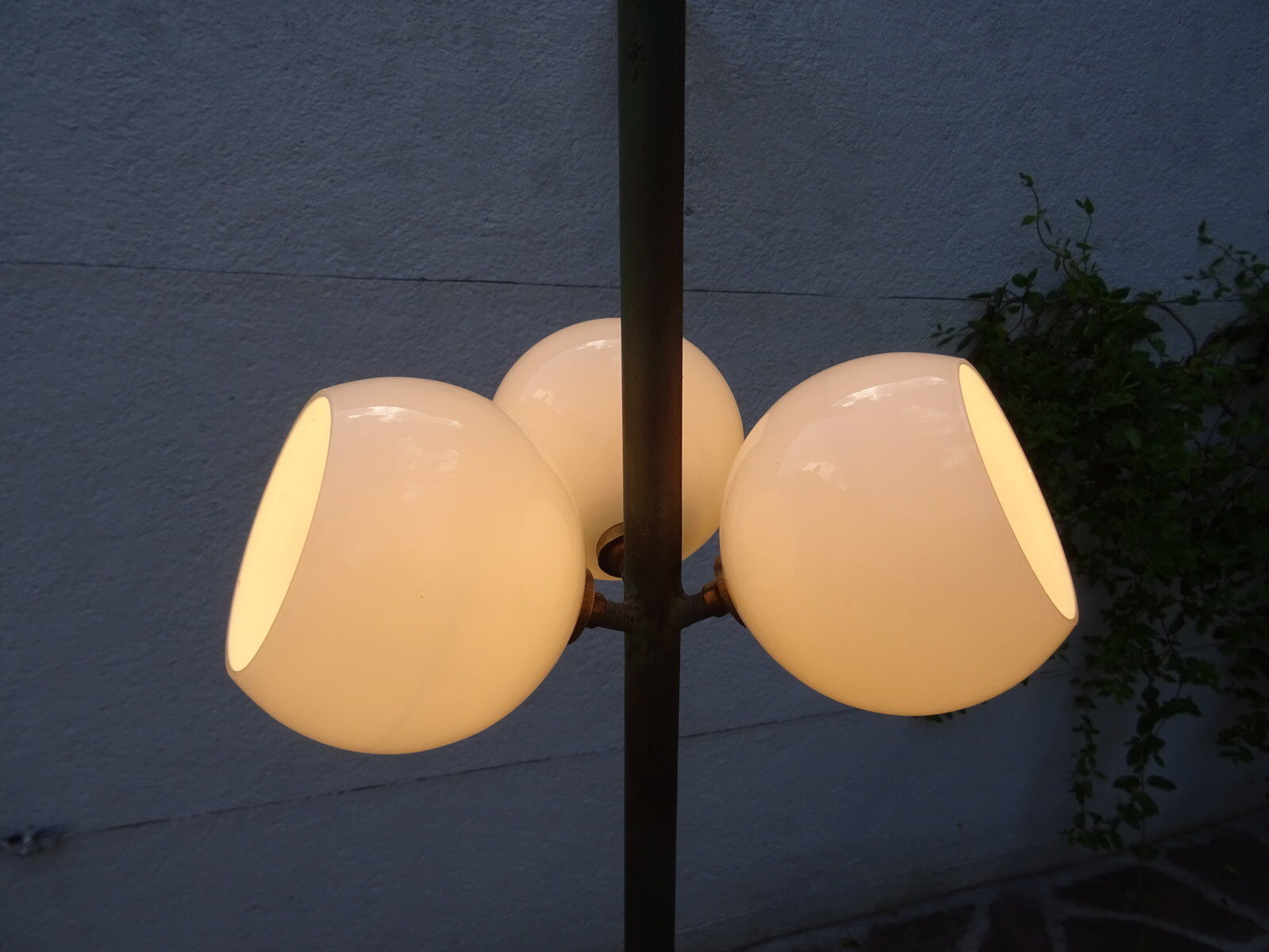 Art deco wrought iron floor lamp with arrows