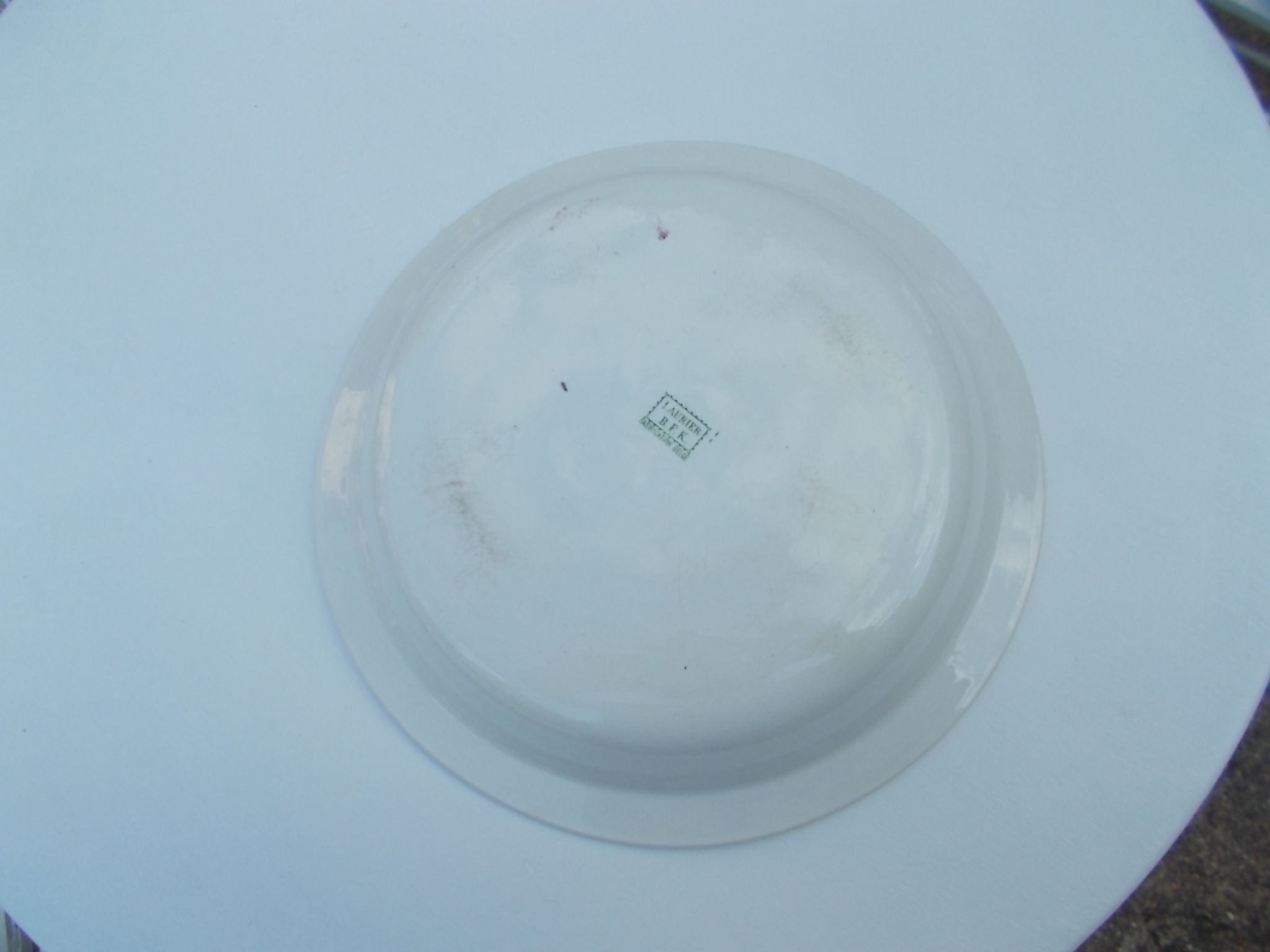 Plat creux diam 27 cm faience b.f.k  modèle lauriers