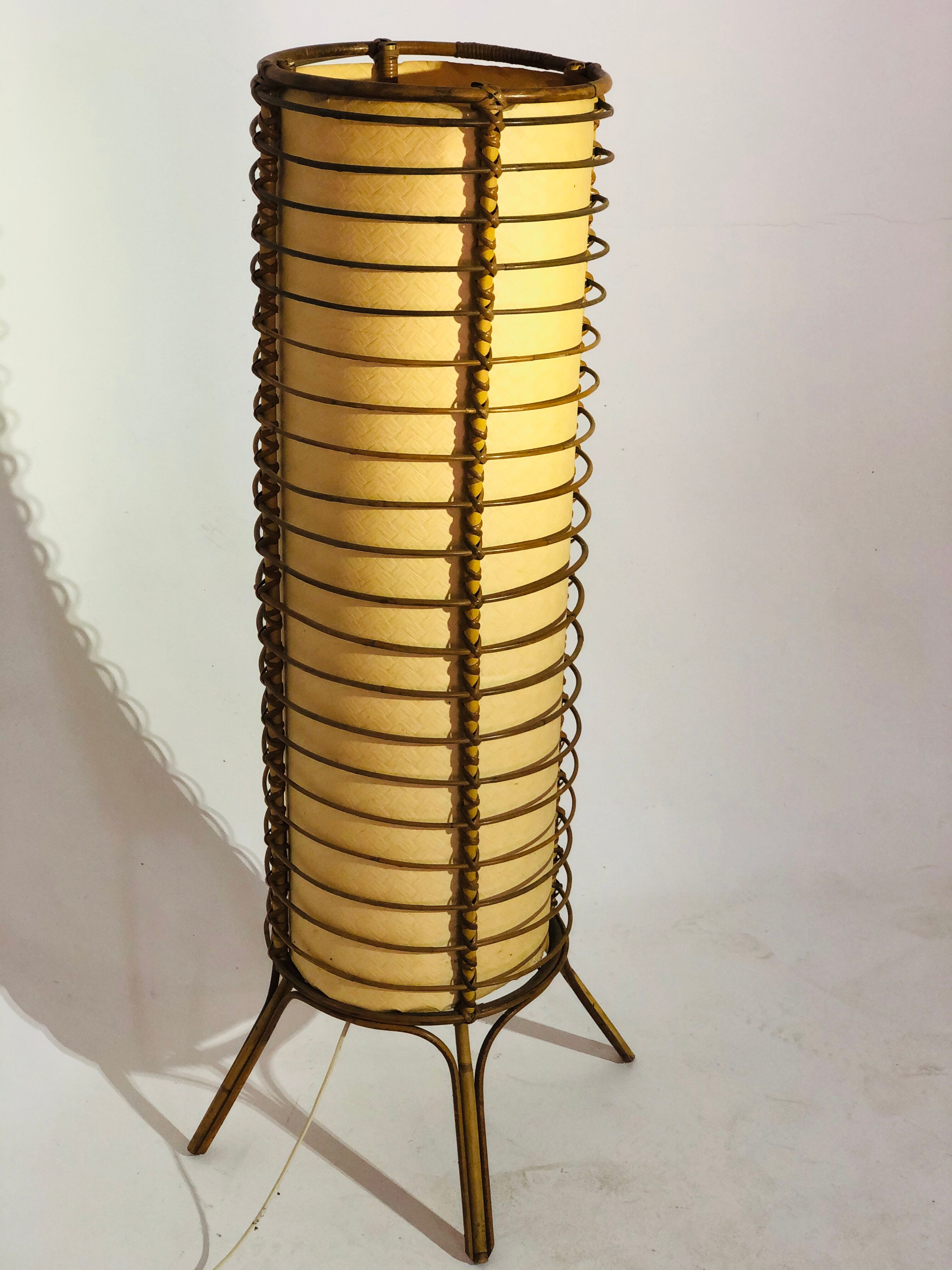 Floor lamp in rattan and japanese paper