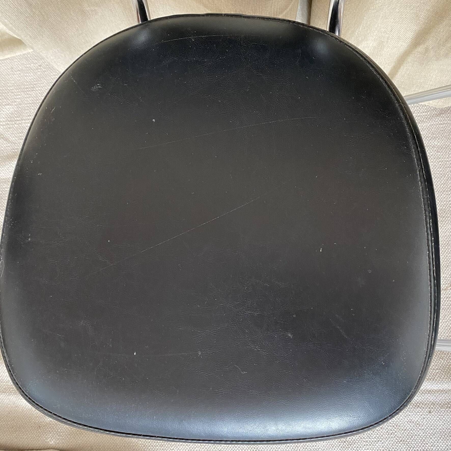 Vintage chairs in chrome and faux leather from the 60s-70s.