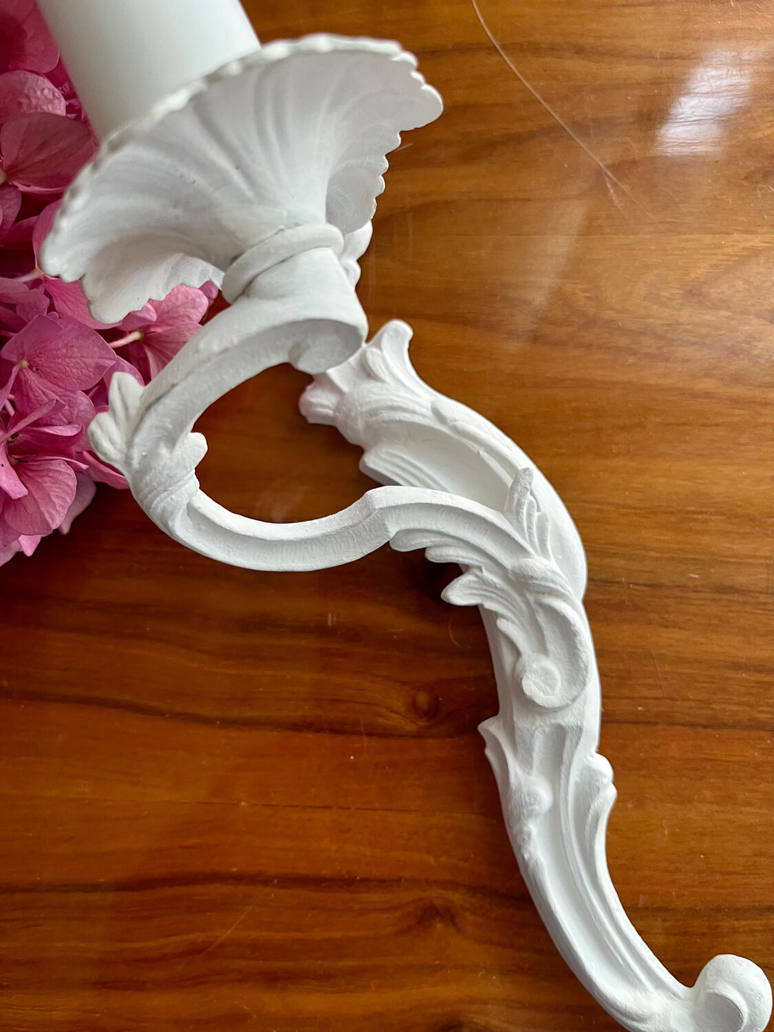 Louis XVI style bronze wall light with white patina