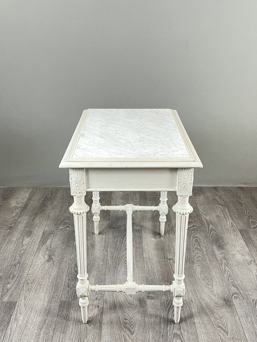 Table de style Louis XVI en bois peint et plateau en marbre, XXe Siècle