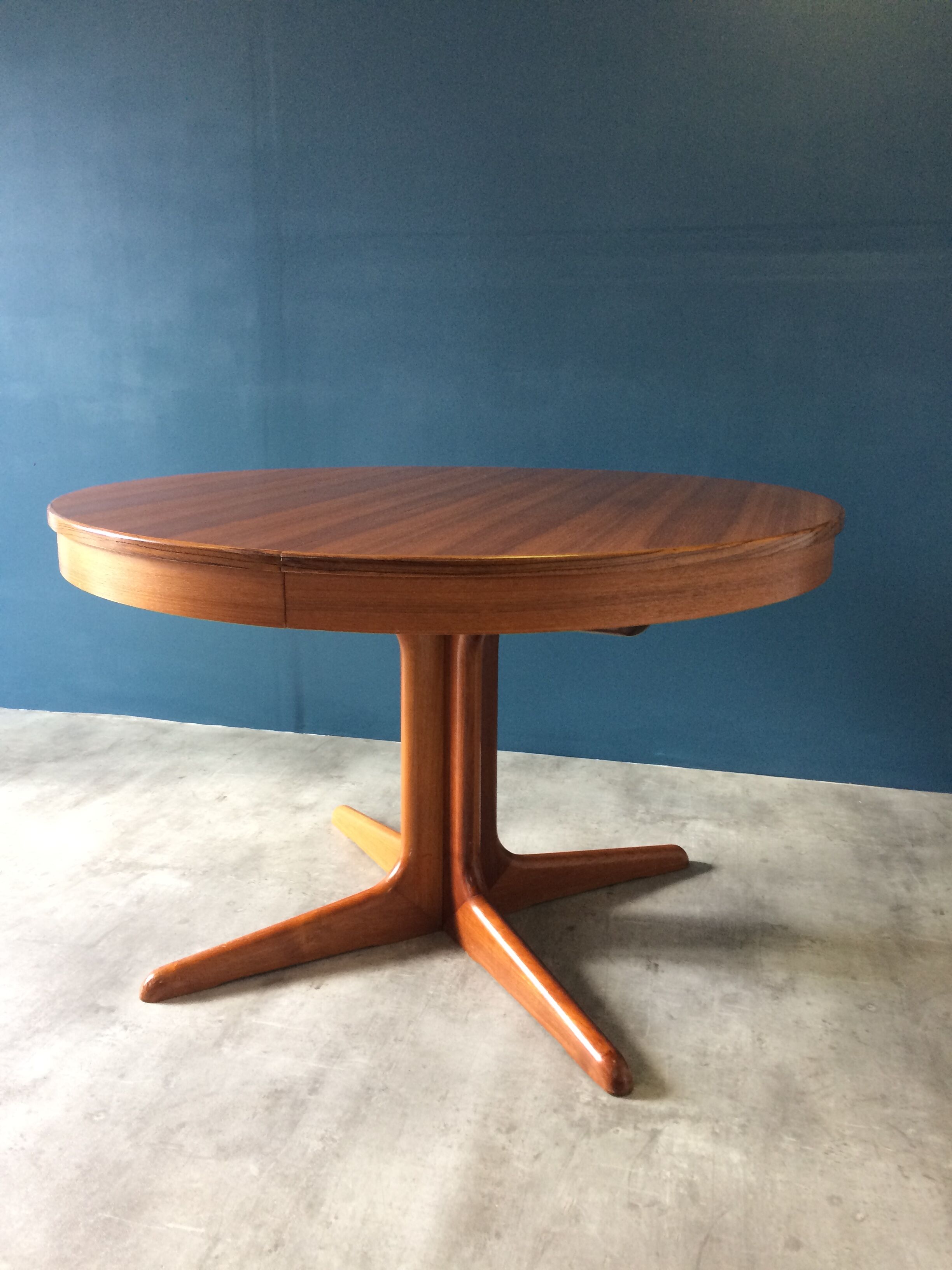 Baumann round extensible table with extensions