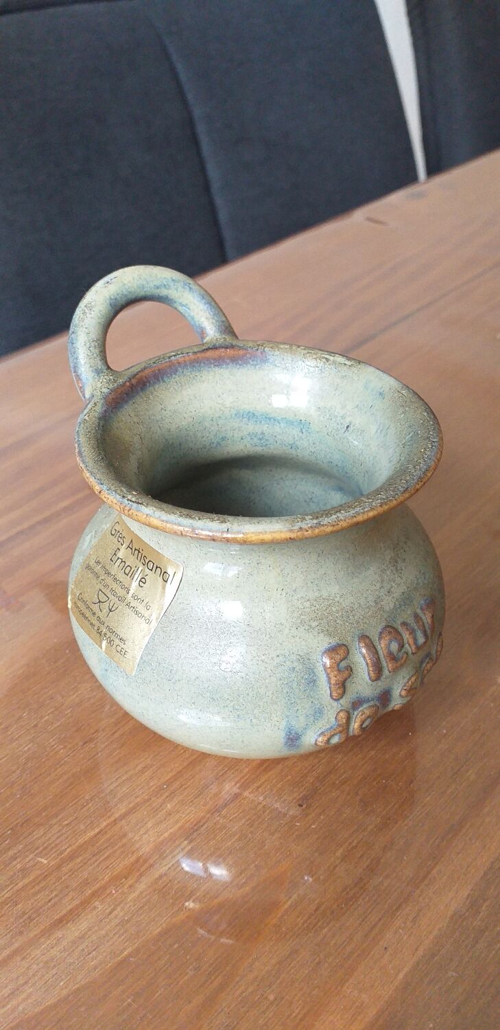 Small pot fleur de sel in Sandstone