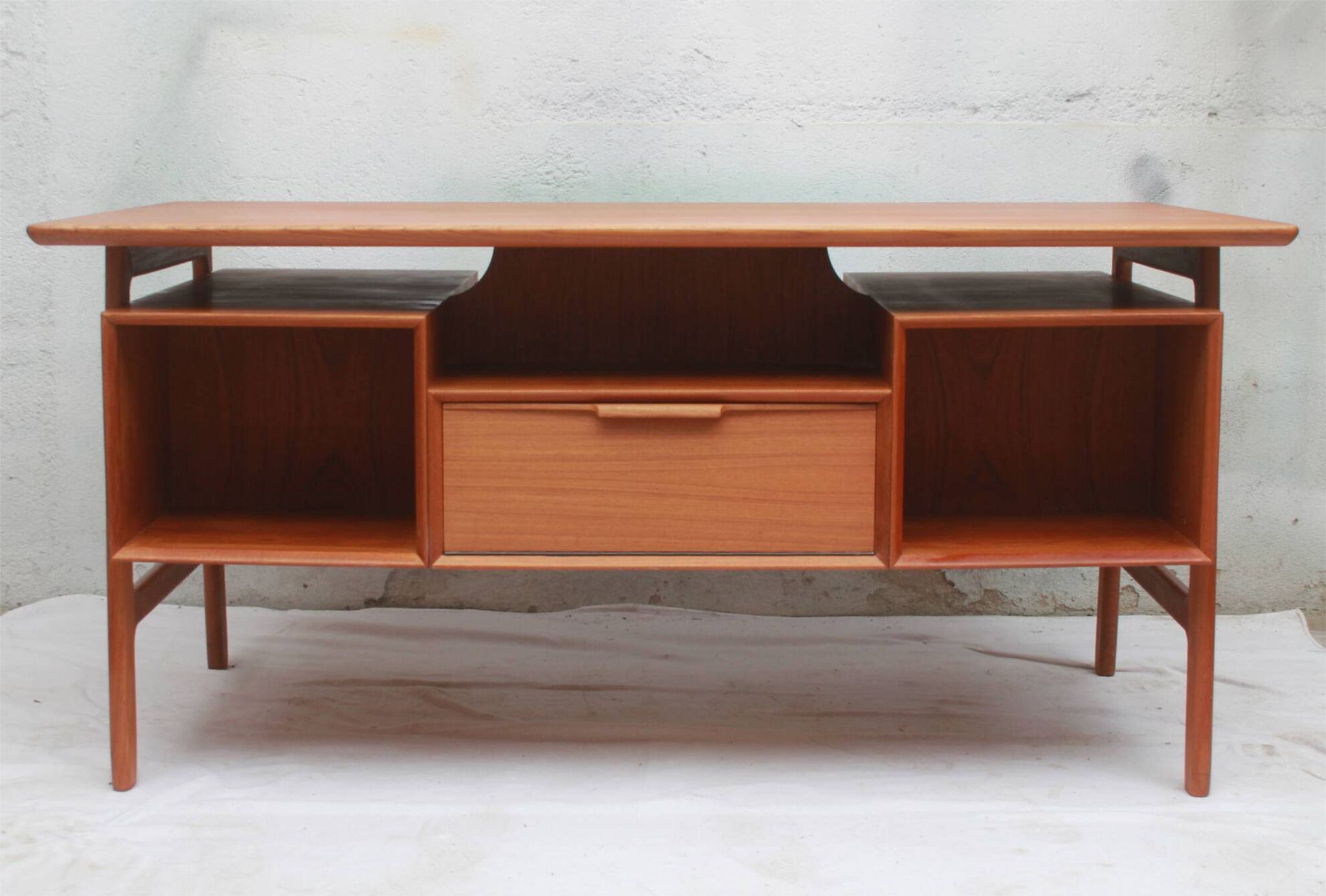 Bureau en teck, années 1960