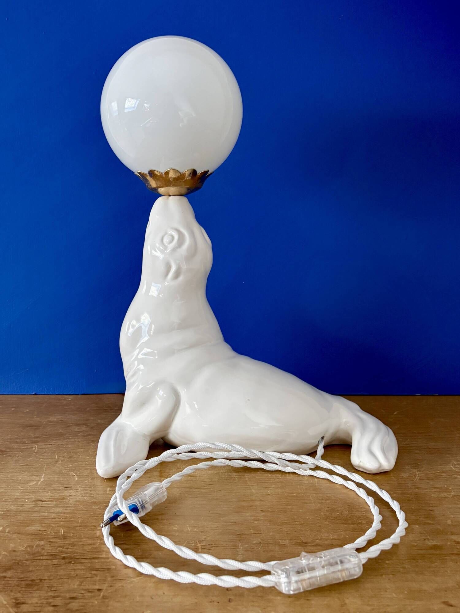 Vintage seal lamp in white ceramic and opaline.