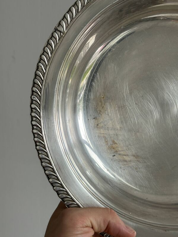 Saladier ou plat rond ancien en métal argenté brillant