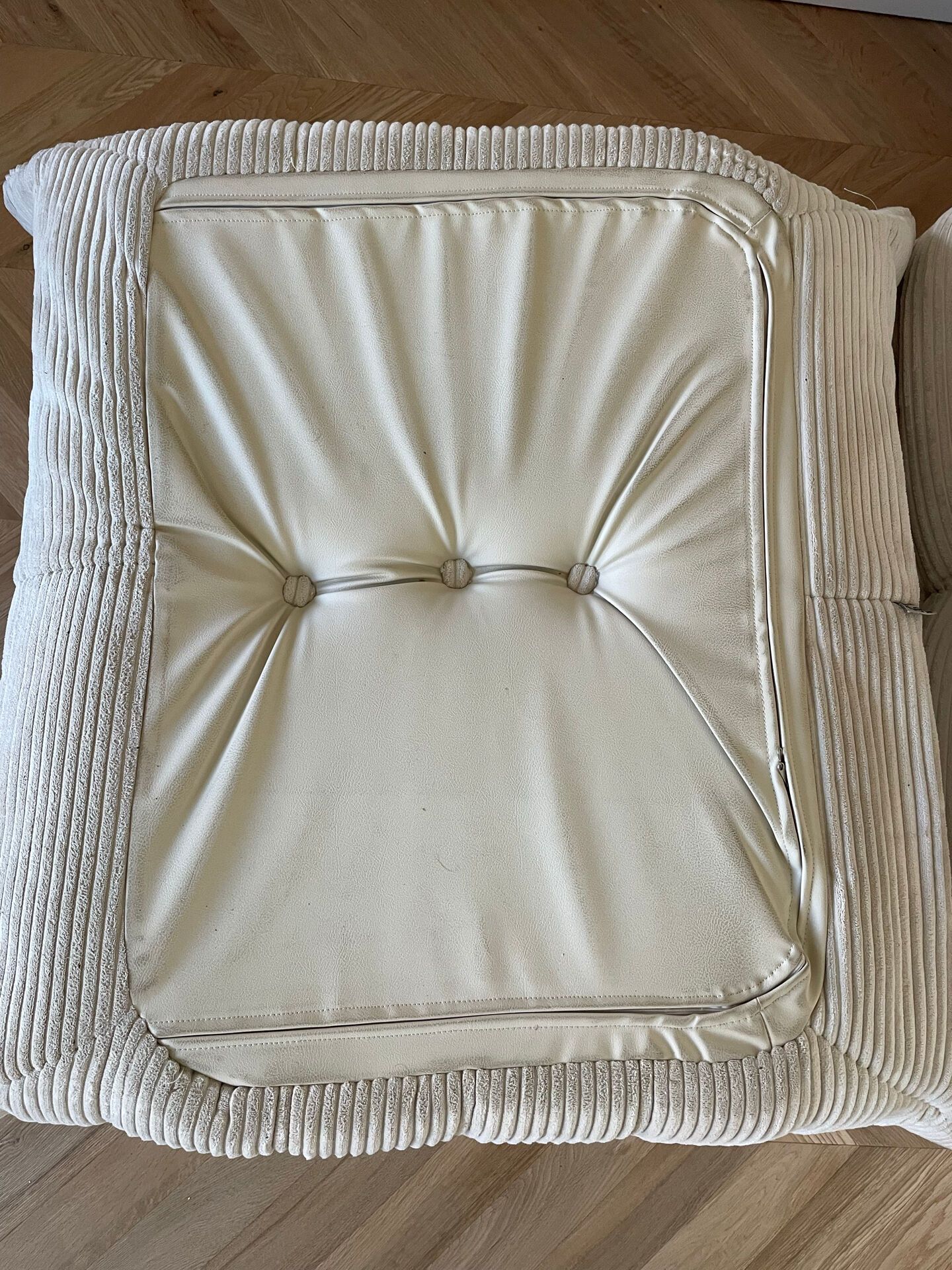 Chauffeuse et ottoman Togo en velours côtelé beige