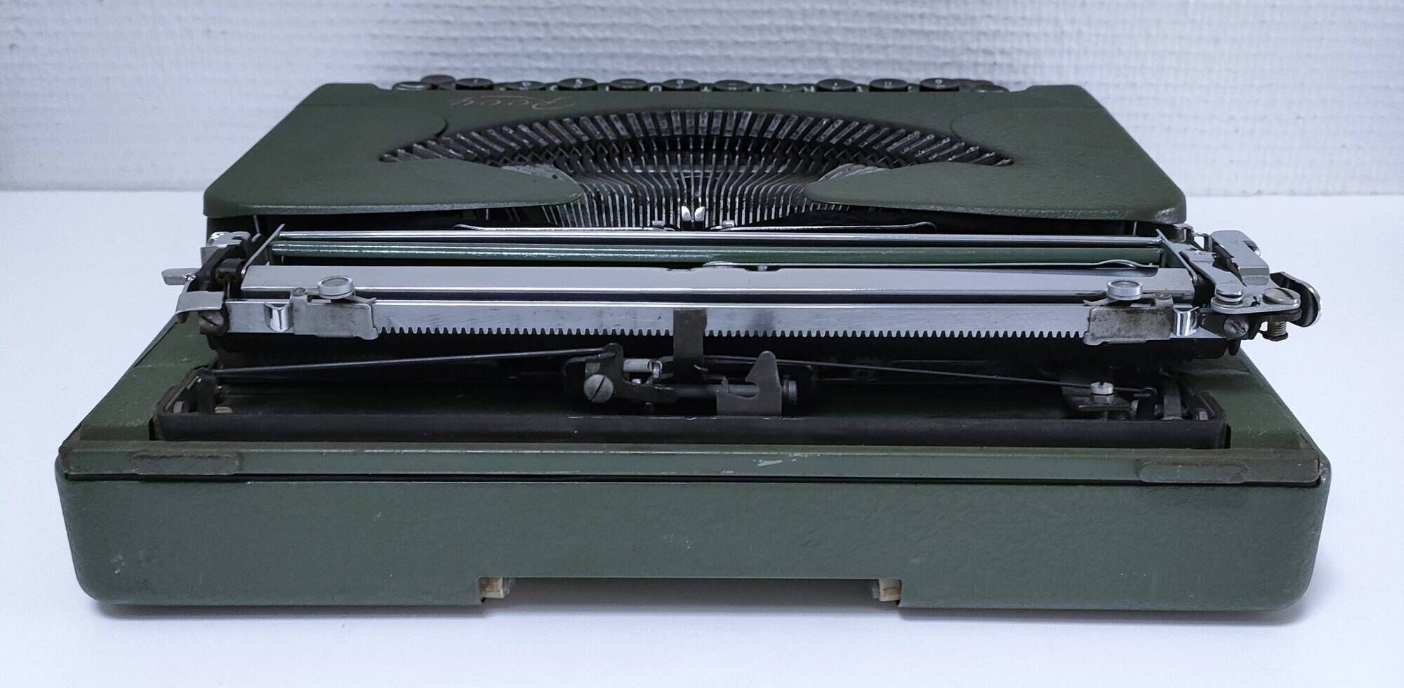 Rooy portable typewriter 1950s khaki metal