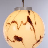 Suspension vintage de style Hollywood Regency avec boule de verre mixte blanche