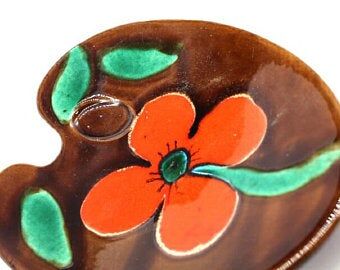 Empty ceramic pocket with flower