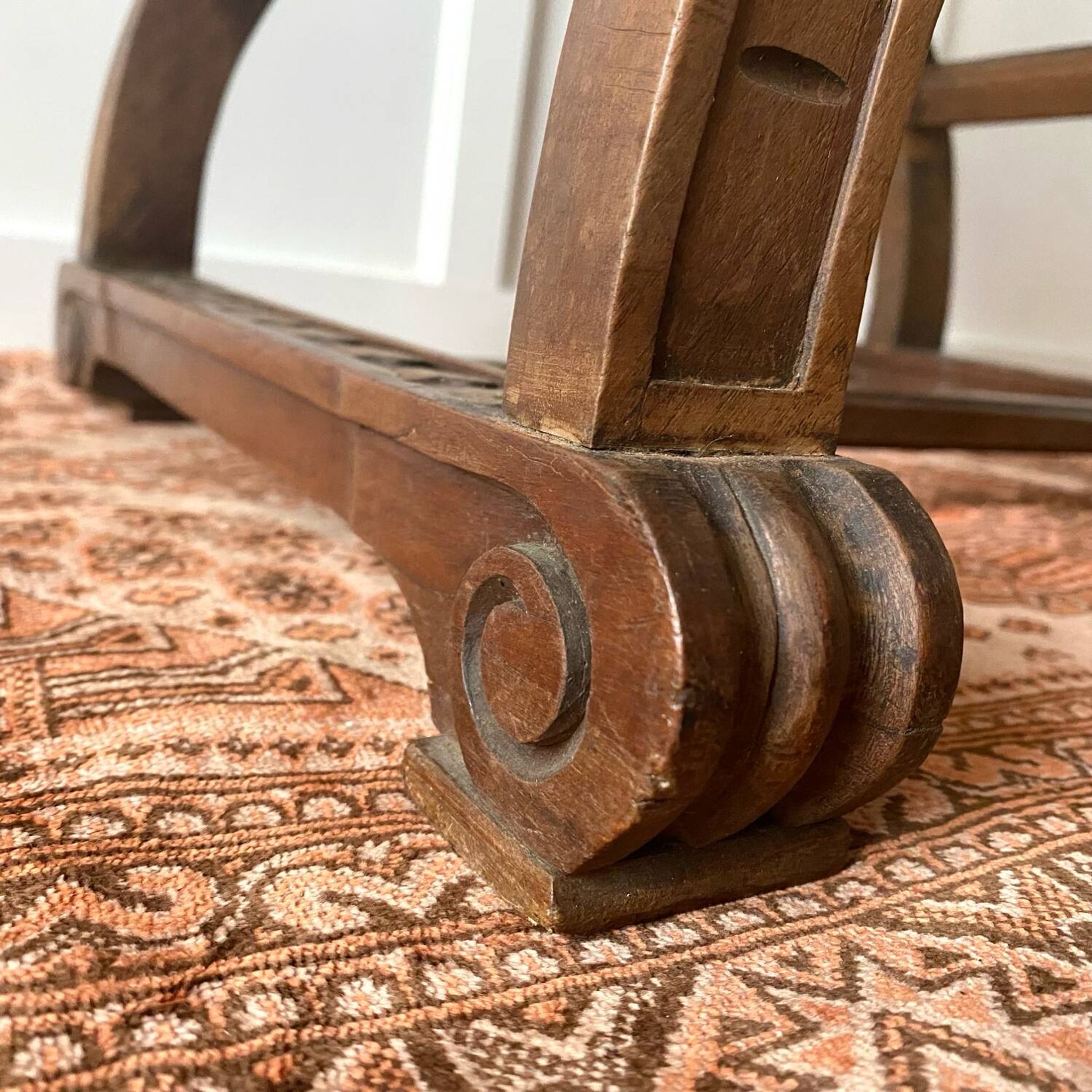 Fauteuil Dagobert en bois sculpté