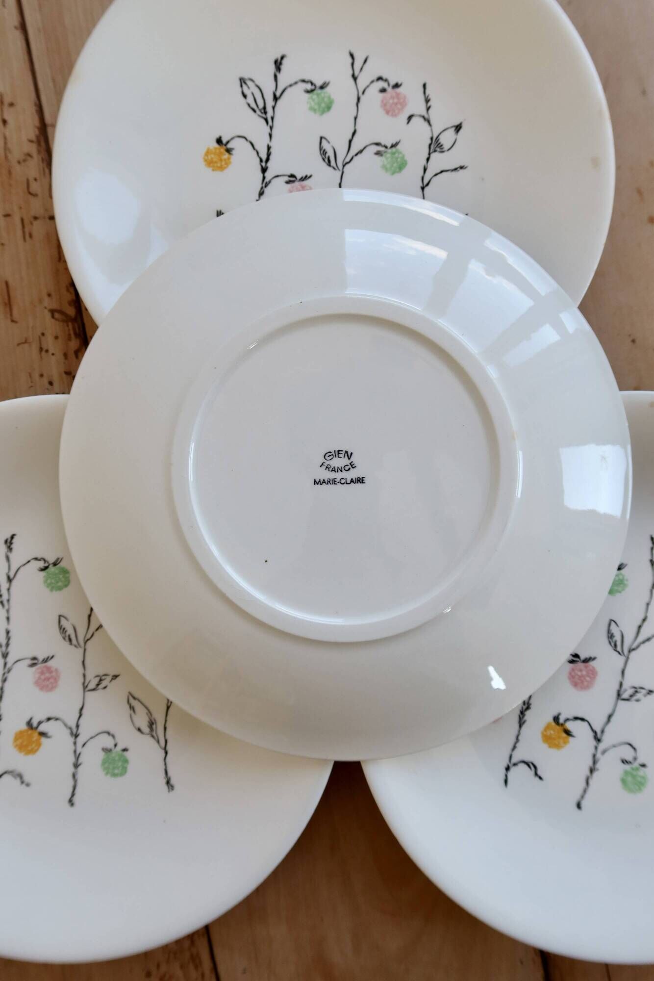 4 vintage flat plates in Gien earthenware, model Marie-Claire.