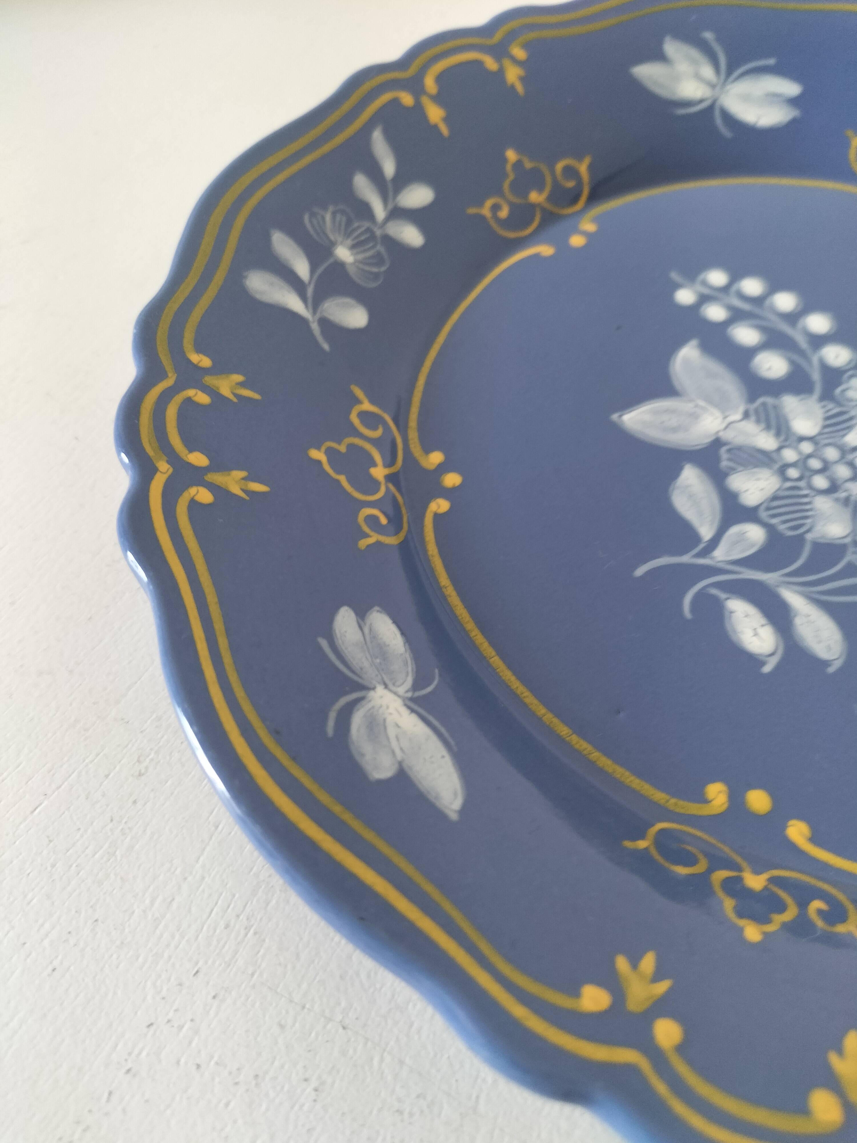 Hand-painted plate – Saint-Omer earthenware factory (attributed)