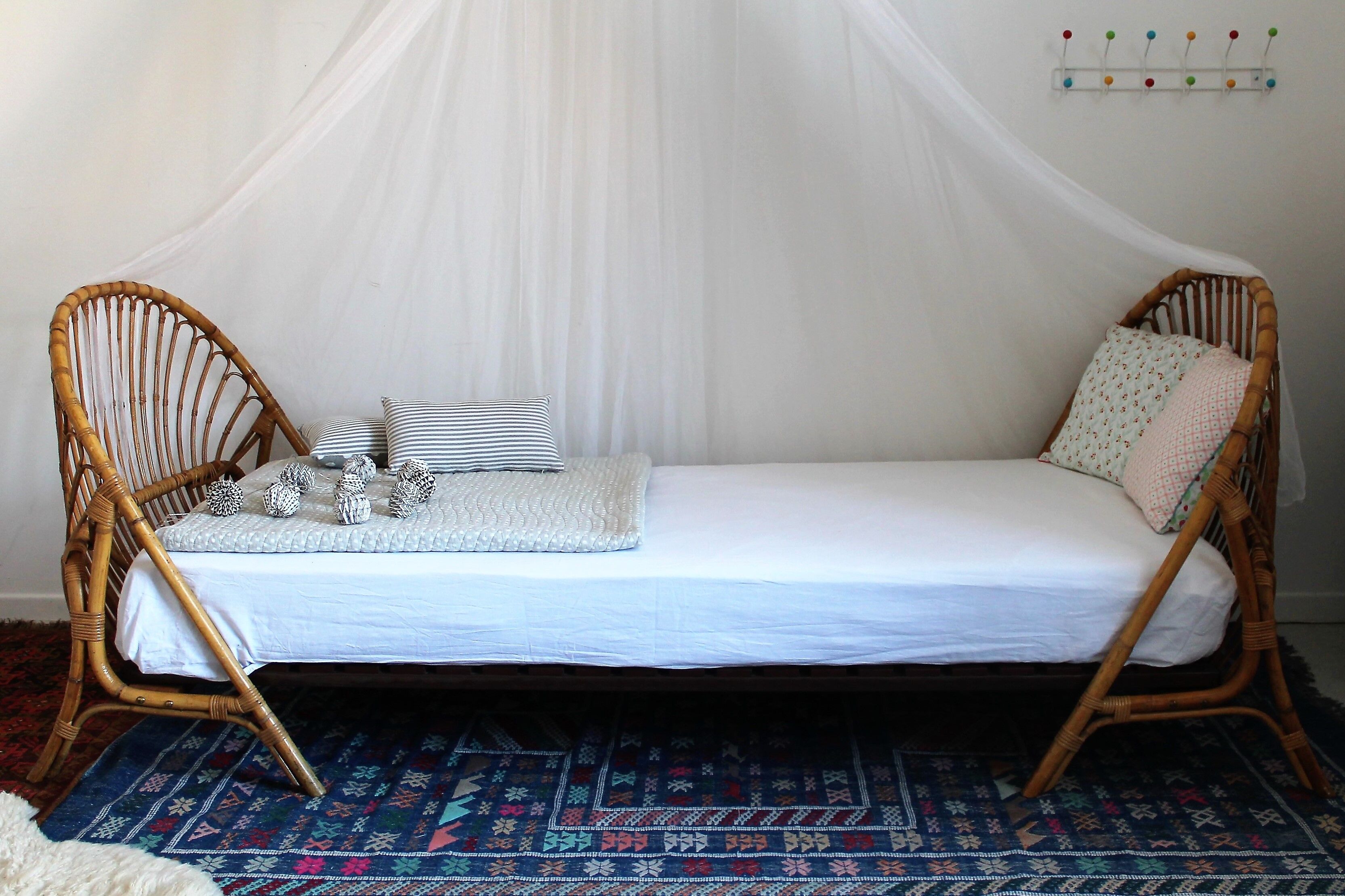 Vintage rattan bed 1 person