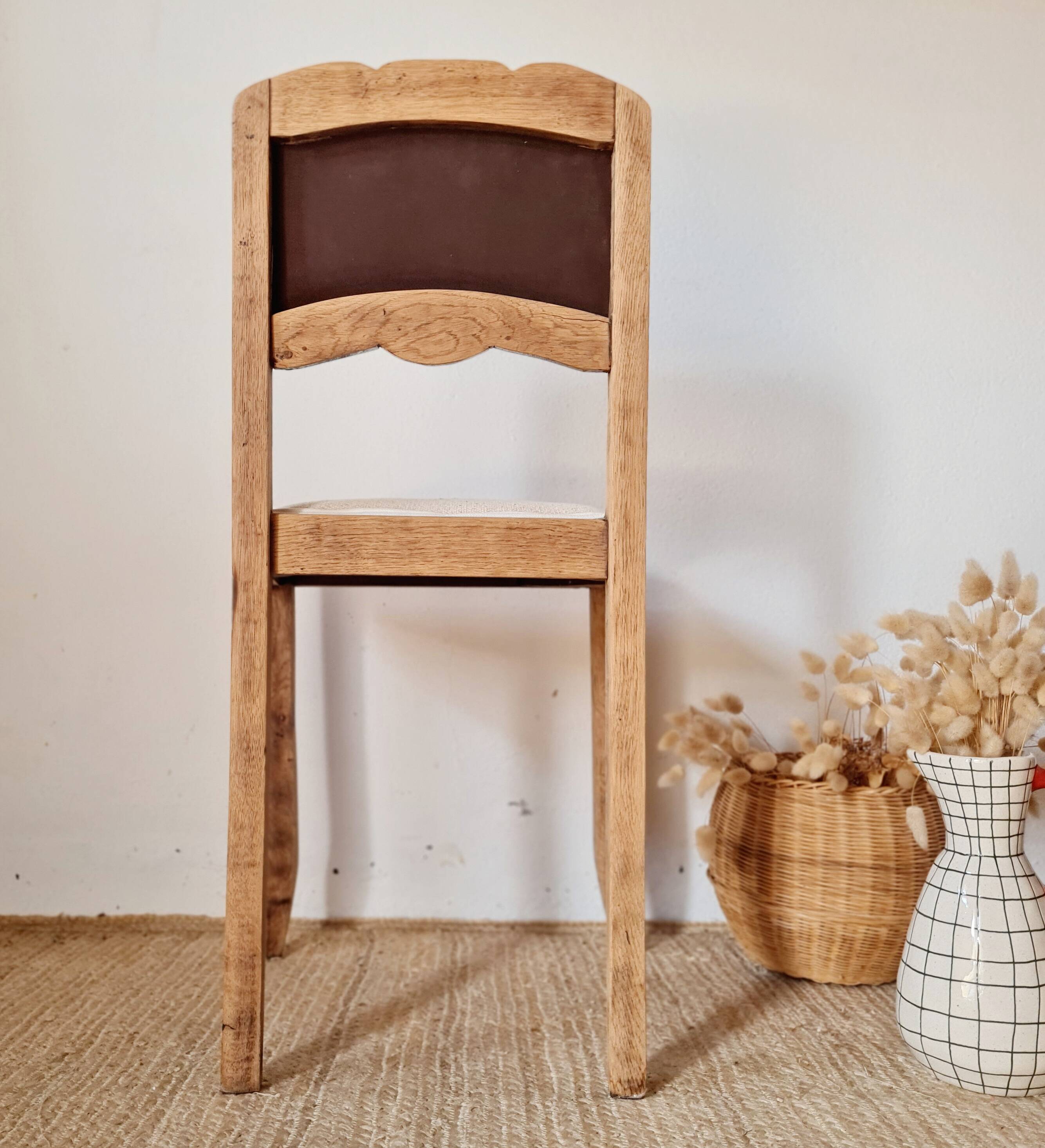 Chaise ancienne rénovée – bois sculpté et dossier vert