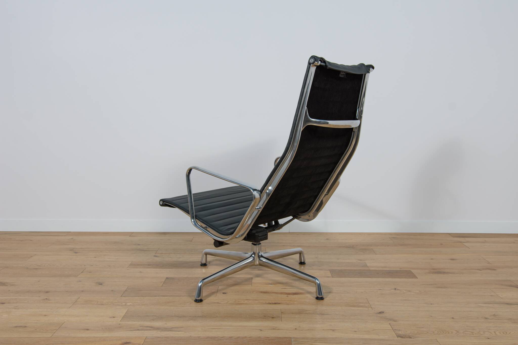 Eames Alu Group EA124 & EA125 Lounge Chair & Ottoman by Charles & Ray Eames for Vitra, 1980s.