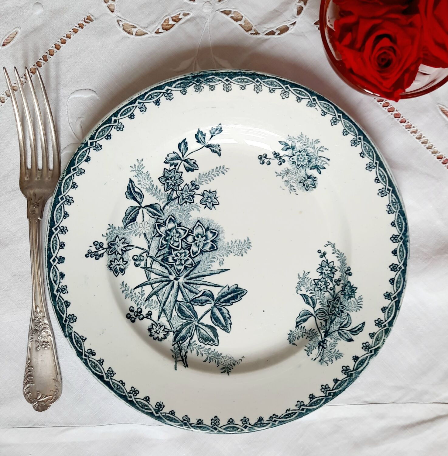 Old flat plates mismatched in iron earth accompanied by a serving dish