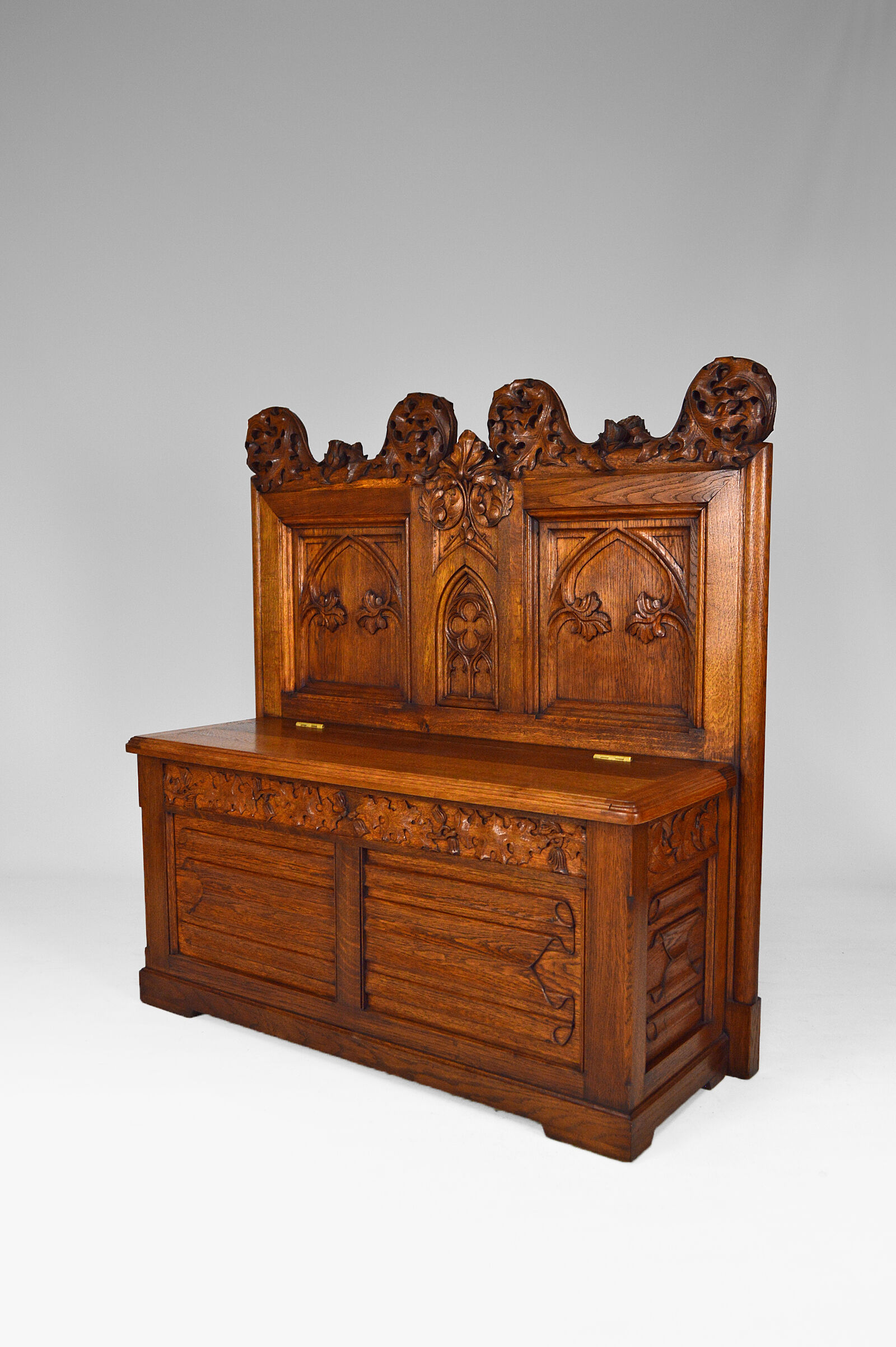 Banc coffre Gothique d'église en chêne sculpté, vers 1880