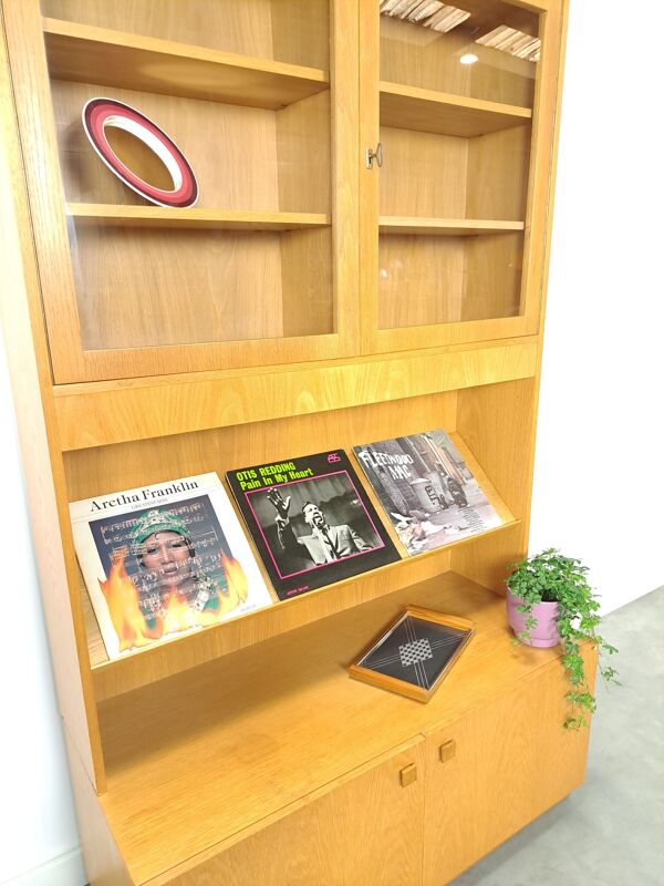 Vitrine haute pour vinyles avec portes vitrées et étagère à magazines de Suède
