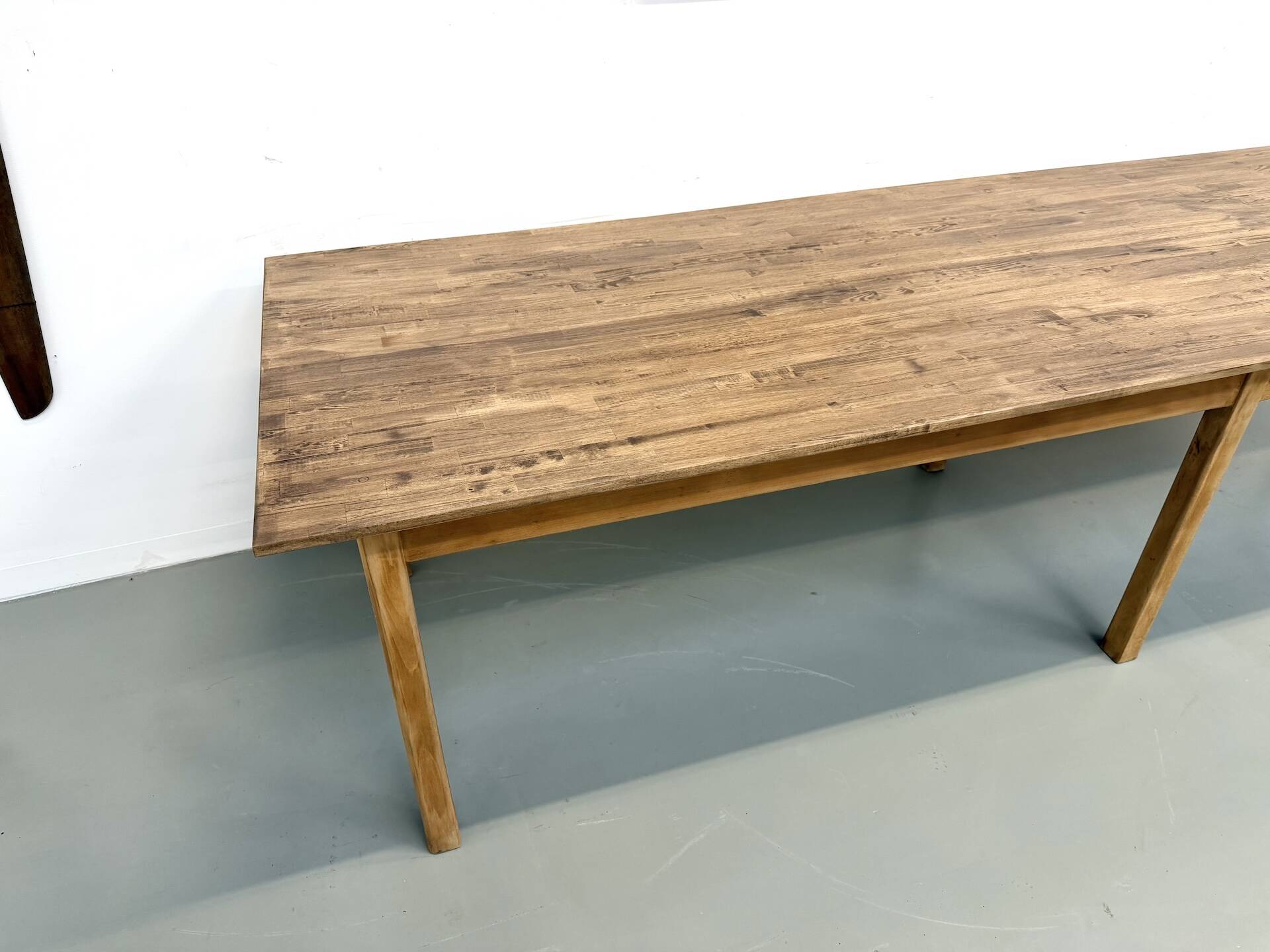XXL table with 6 legs made of solid pine and rubberwood.