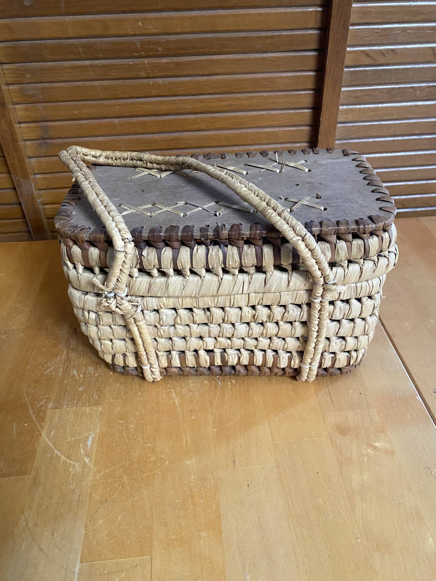 Old Basket Natural Woven Fibre + Wooden Lid Double Handle Wine