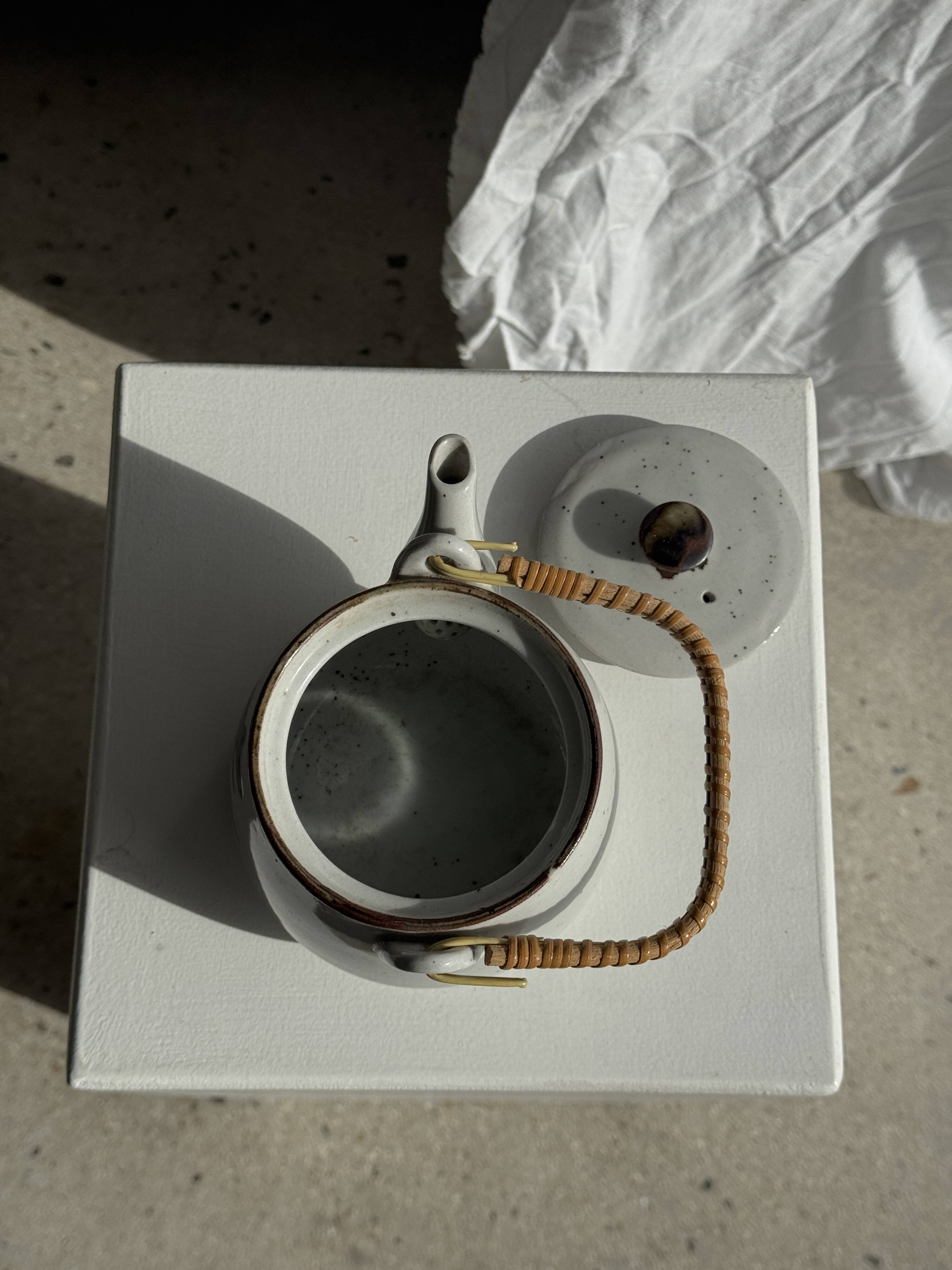 Petite théière asiatique en grès anse en rotin H11 D10