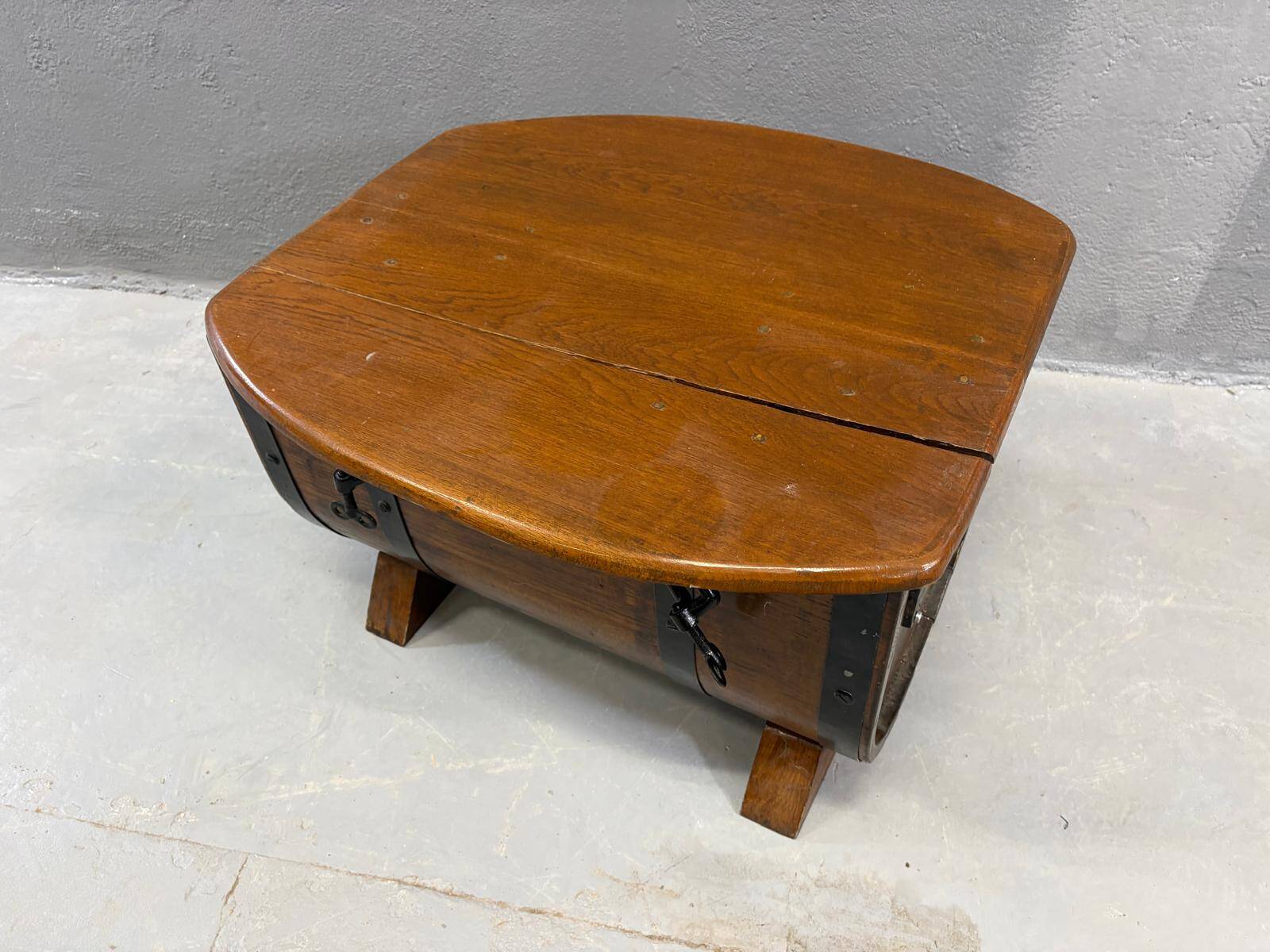 Oak barrel-shaped storage chest with black metal straps, 1930s-1940s.