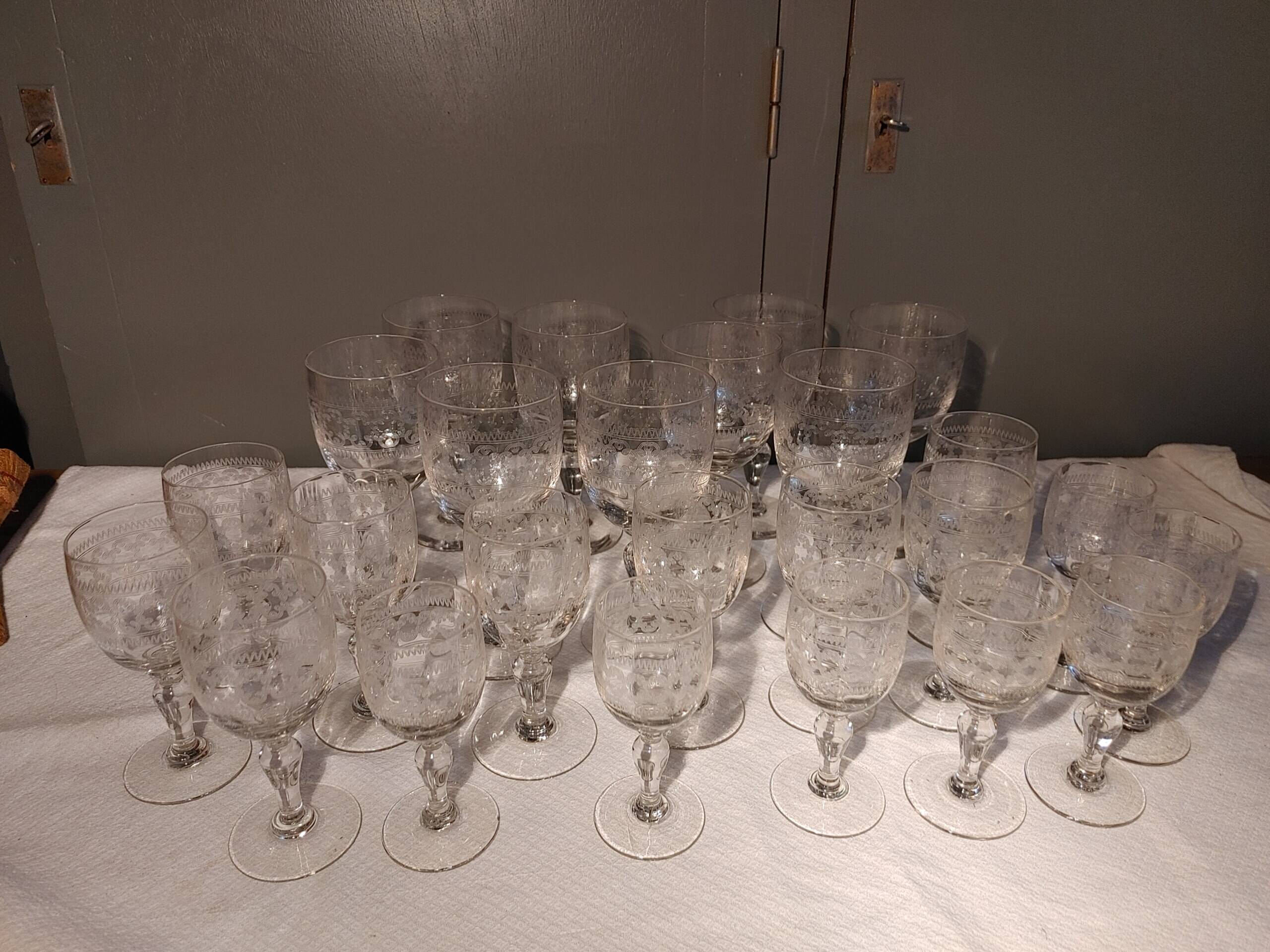 Verres anciens gravés - 6 eau - 6 vin - 6 apéritif