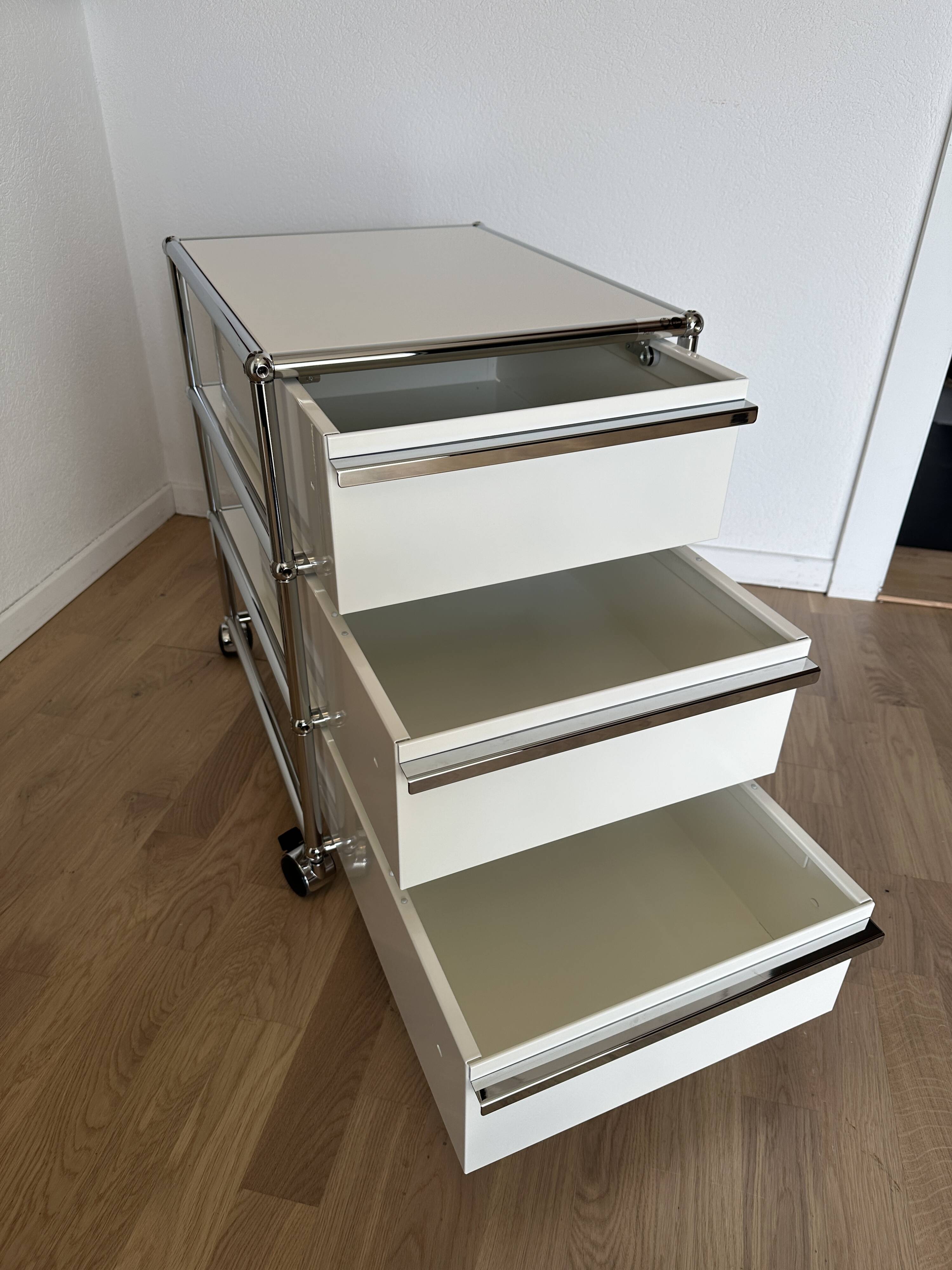 USM Haller wheeled caisson in Pure White