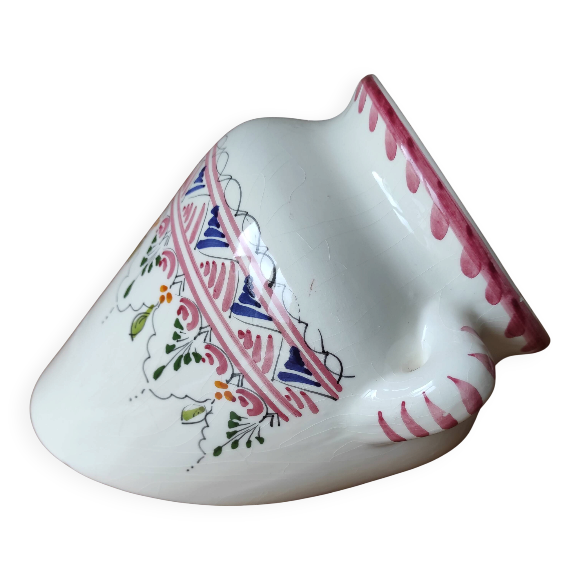 Wall-mounted ceramic bouquet holder