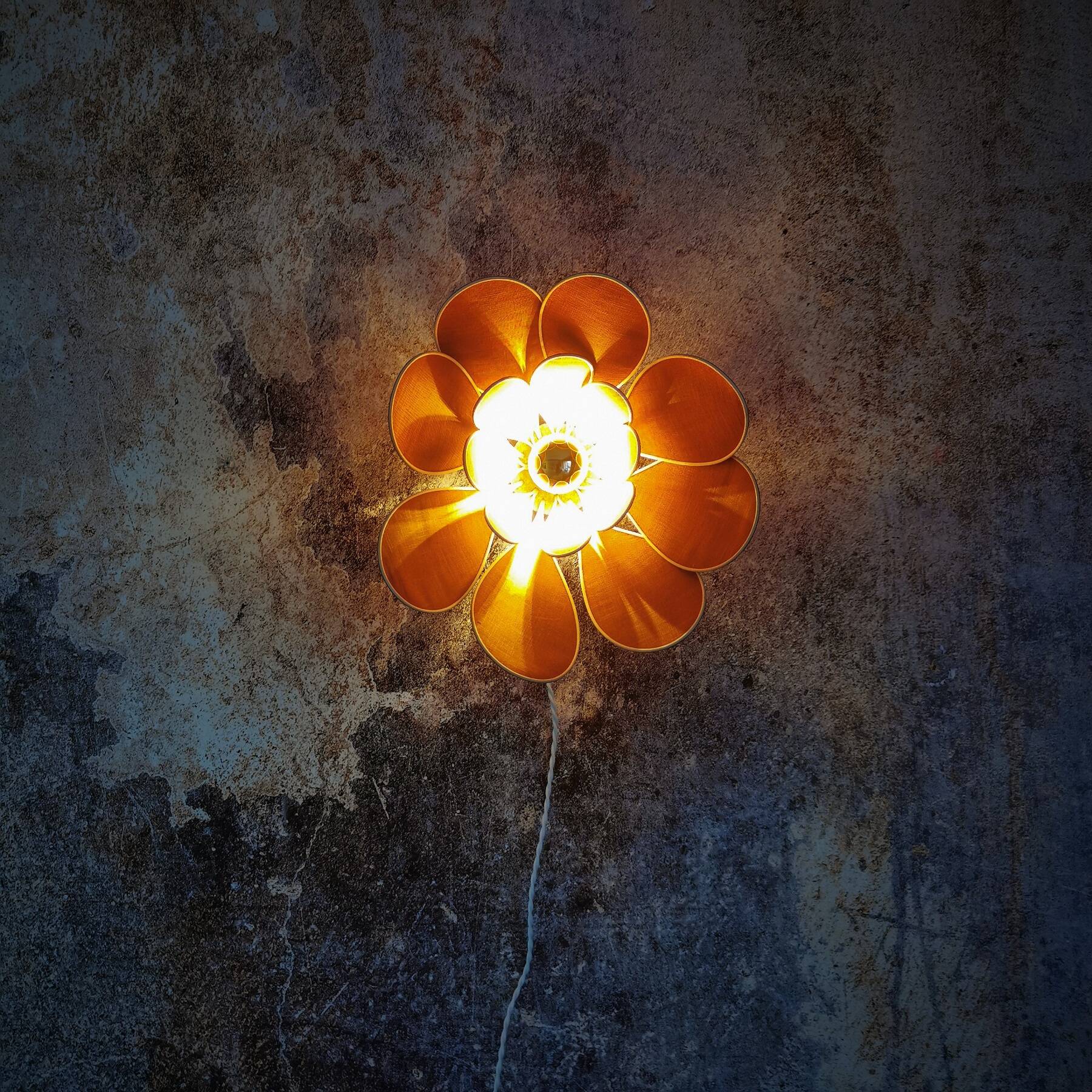 Flower wall light made of rattan and terracotta linen petals