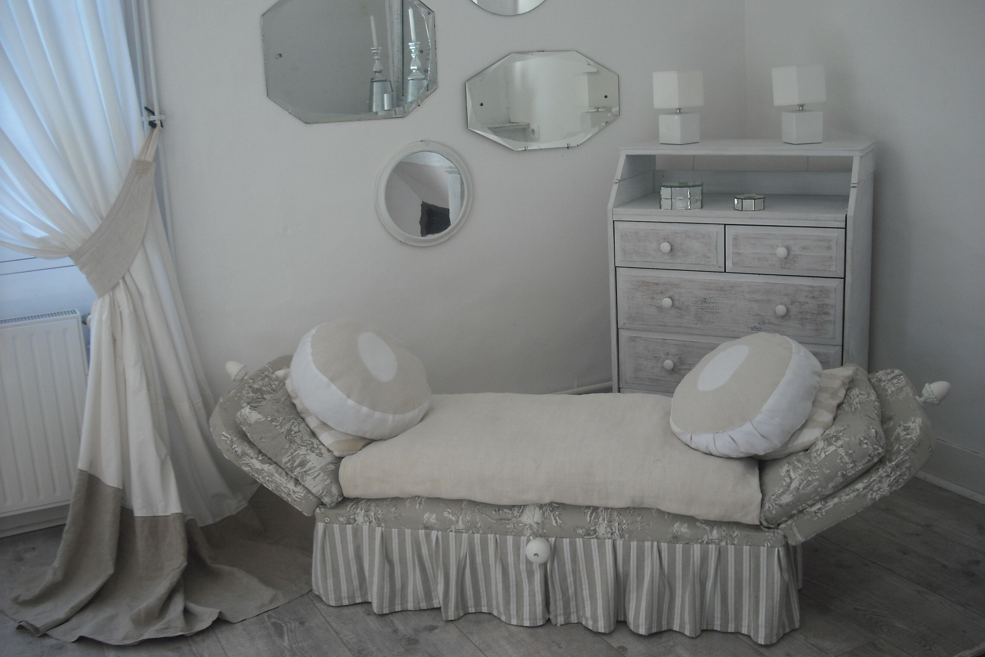 Bench bed on wheels 1 place