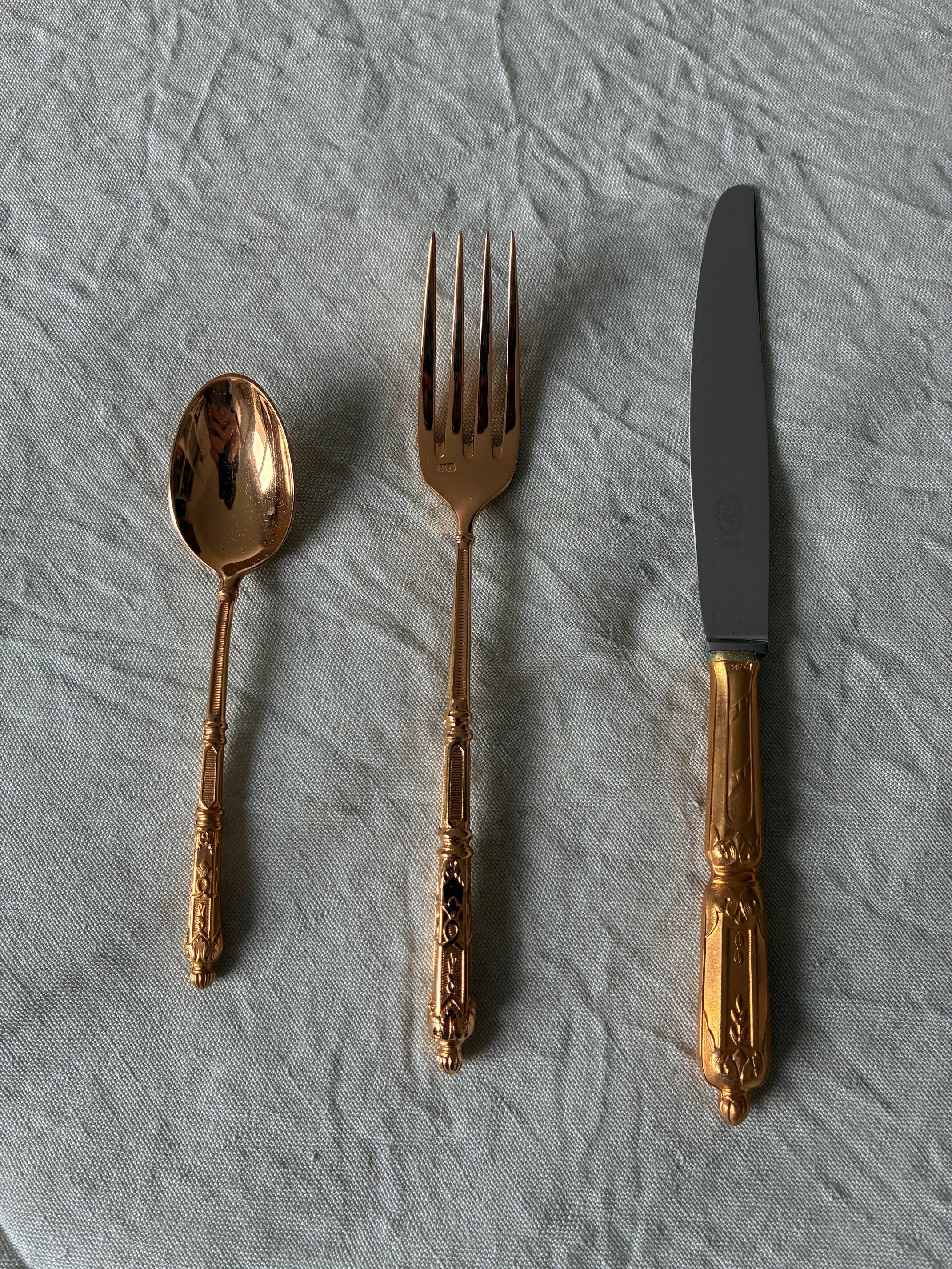 Golden metal dessert service