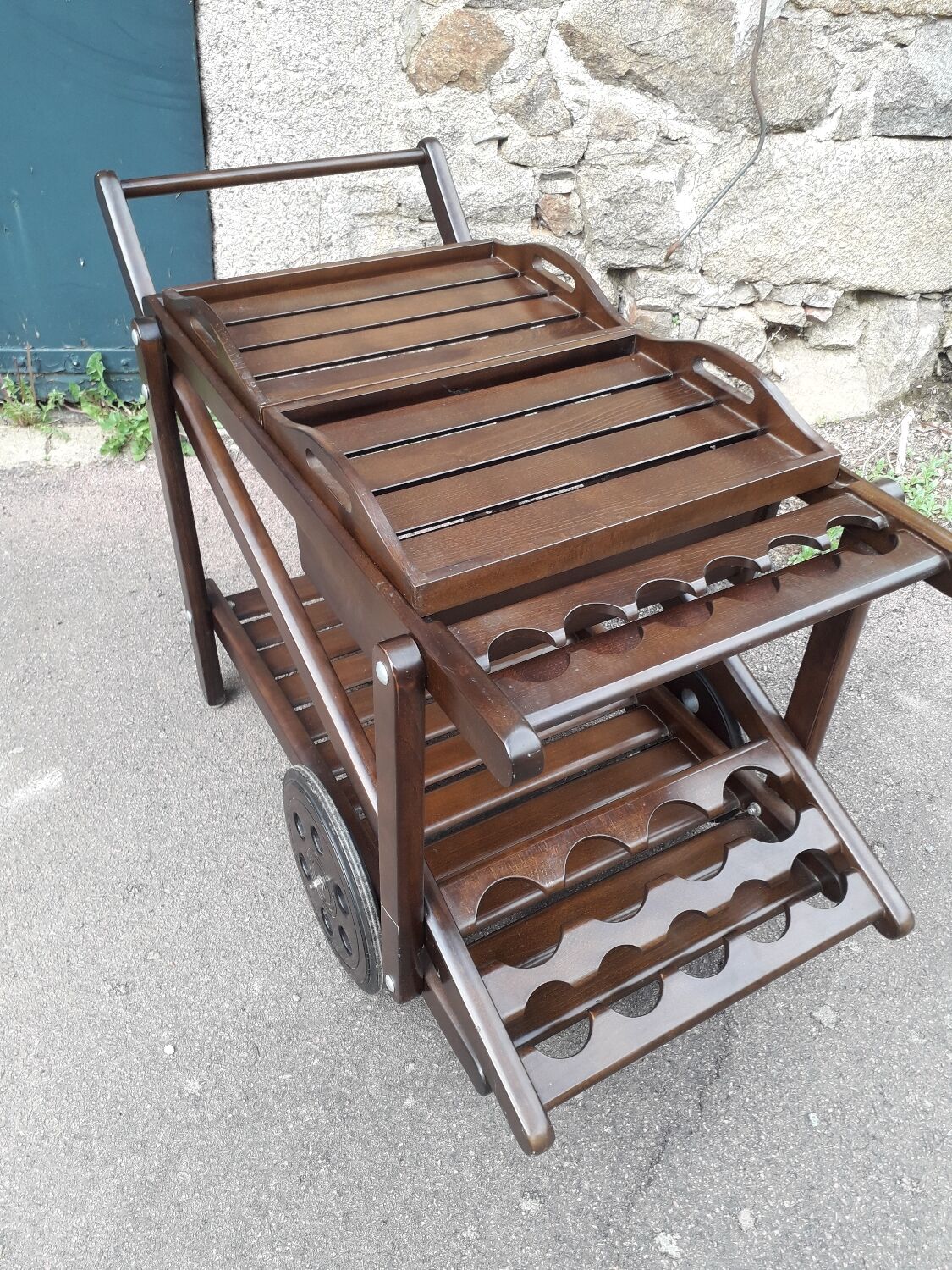 Serving table
