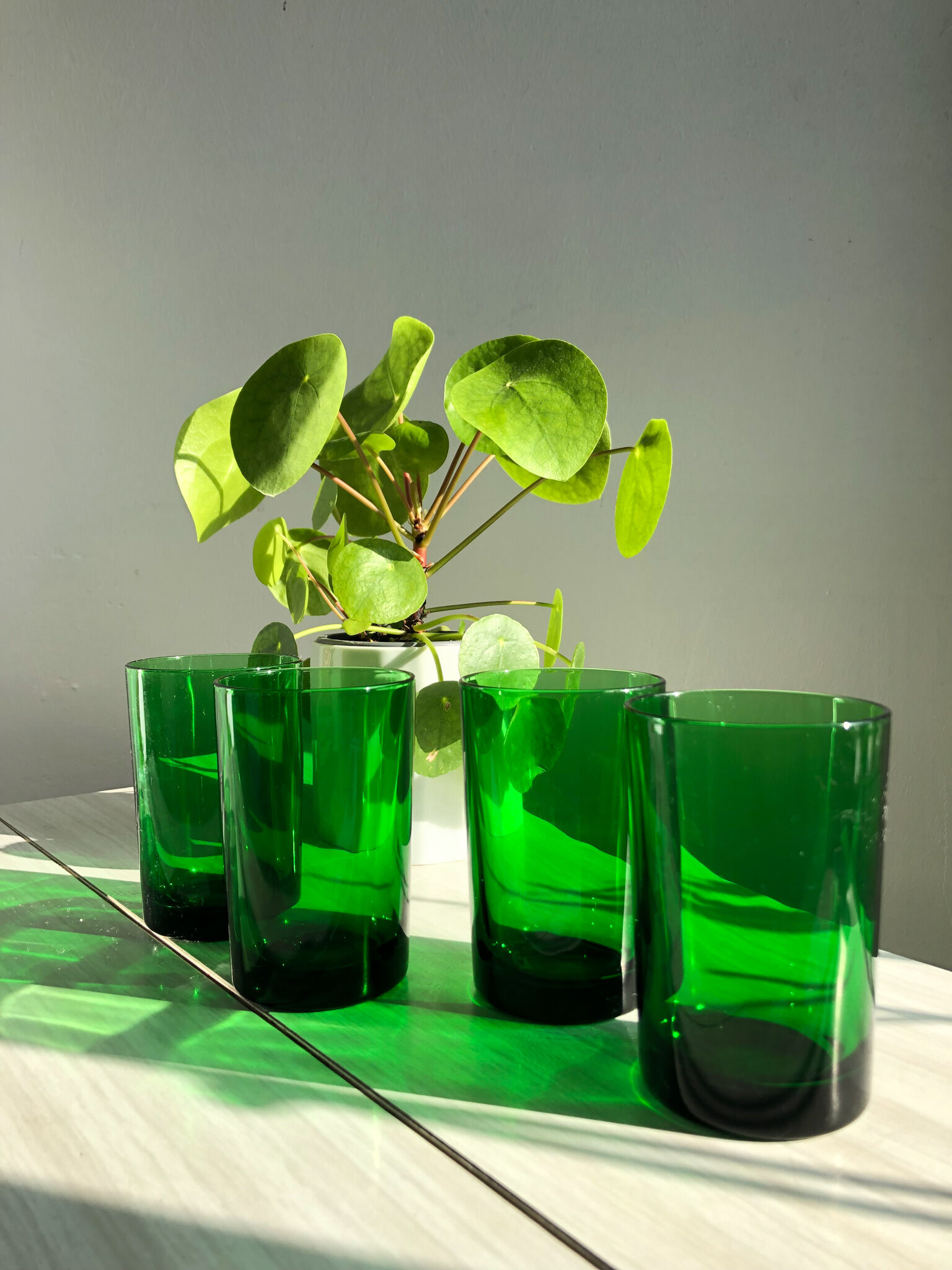 Lot de 4 verres verts translucides style vereco