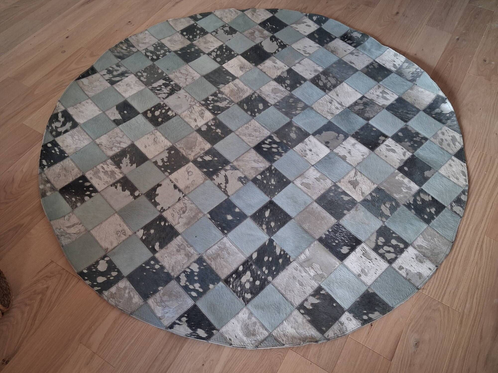 Round cowhide rug