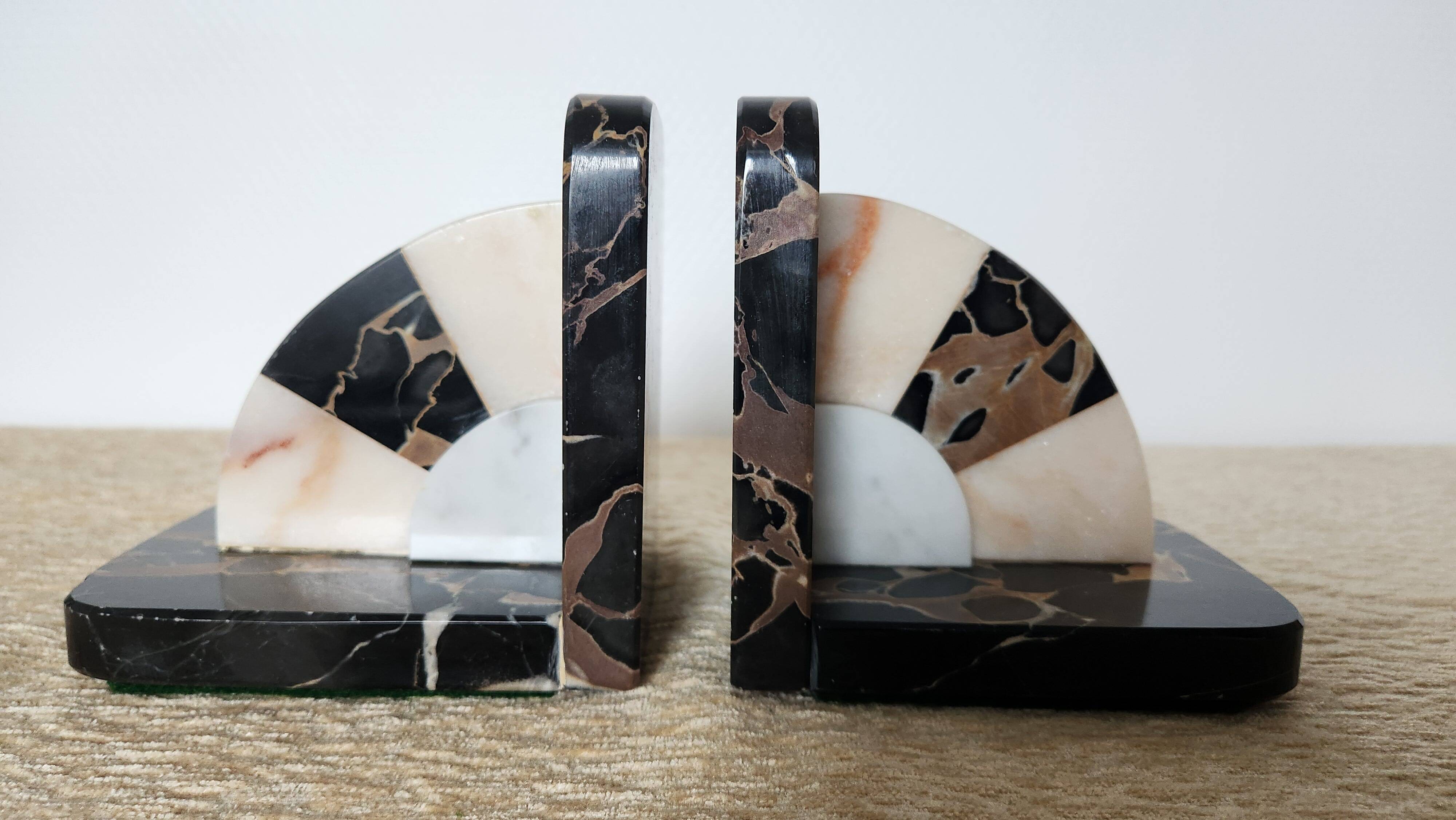 Art Deco pair of bookends in Portor marble and onyx, 1930s-1950s.