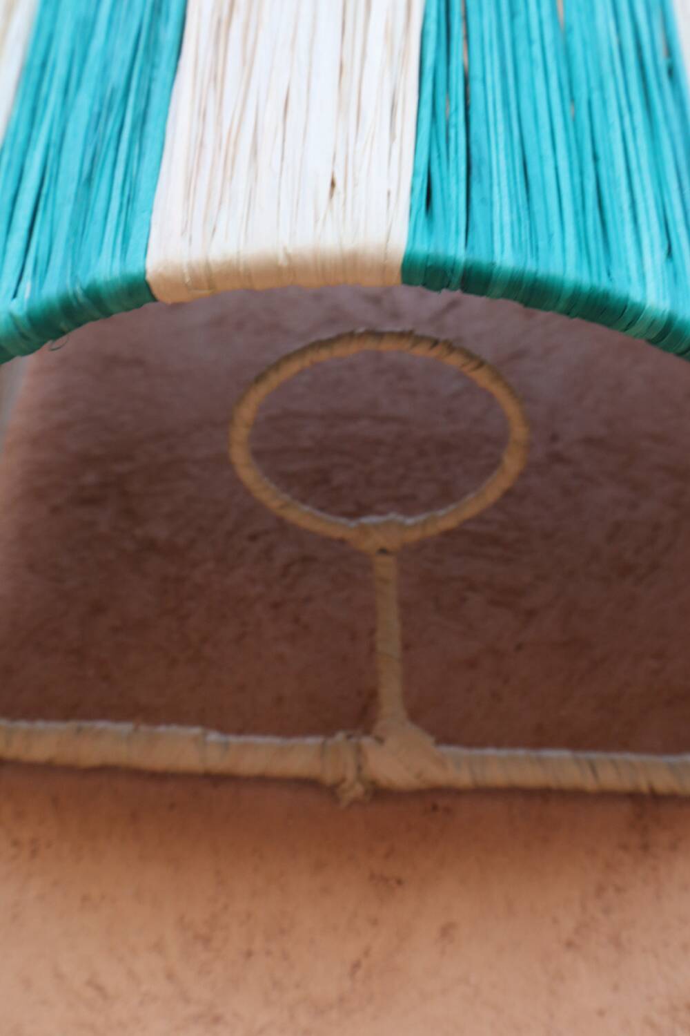 Applique murale rayé vert sapin et beige en raphia naturel