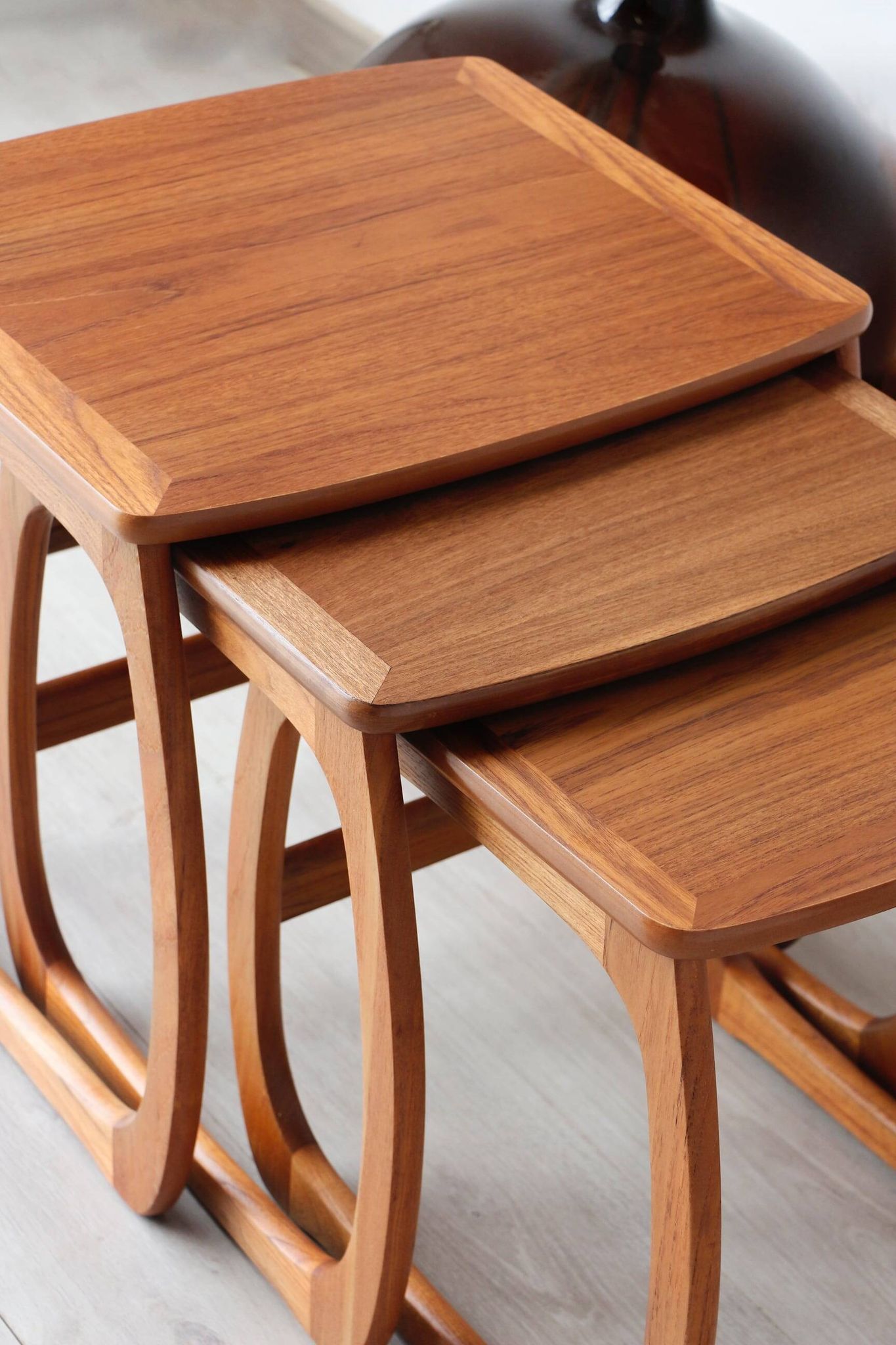 Tables gigognes en teck éditées par Nathan, années 60